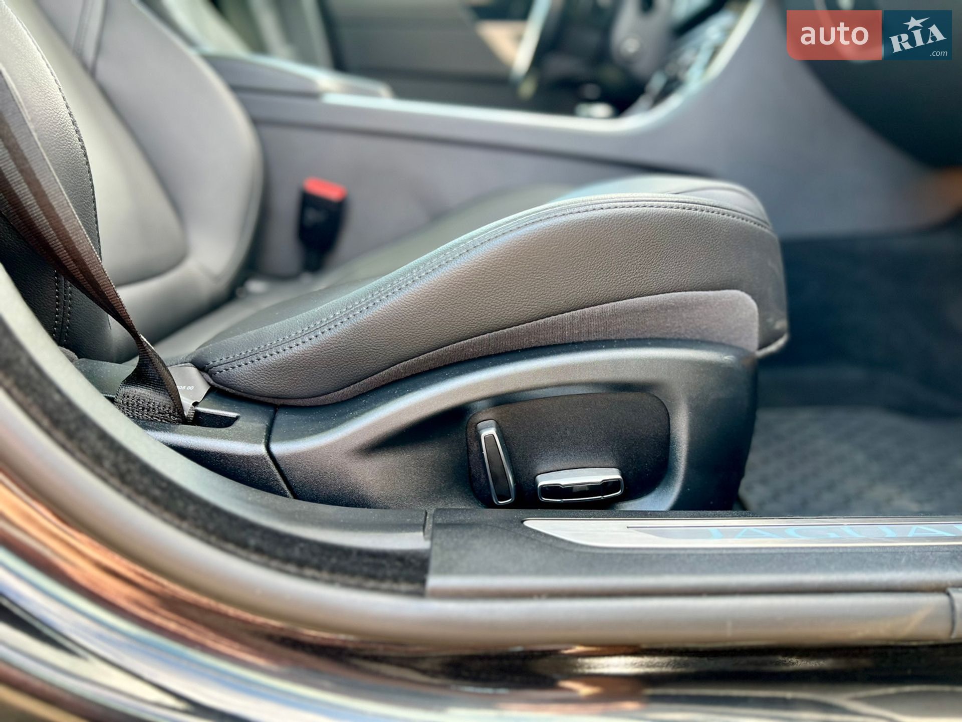 Jaguar XF 2018 VIN SAJBJ4FX5KCY78169 фото оголошення 45 з 48