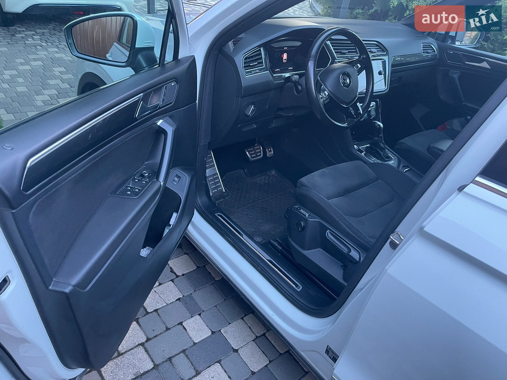 Volkswagen Tiguan 2018 VIN WVGZZZ5NZJM138486 фото оголошення 4 з 30
