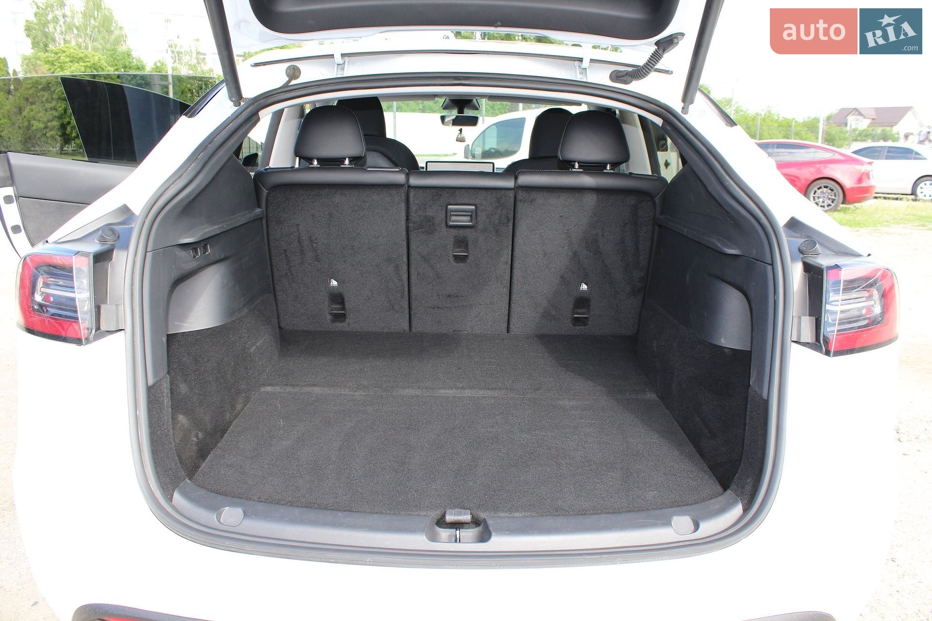 Tesla Model Y 2023 VIN LRWYGDFDXPC967611 фото оголошення 3 з 21
