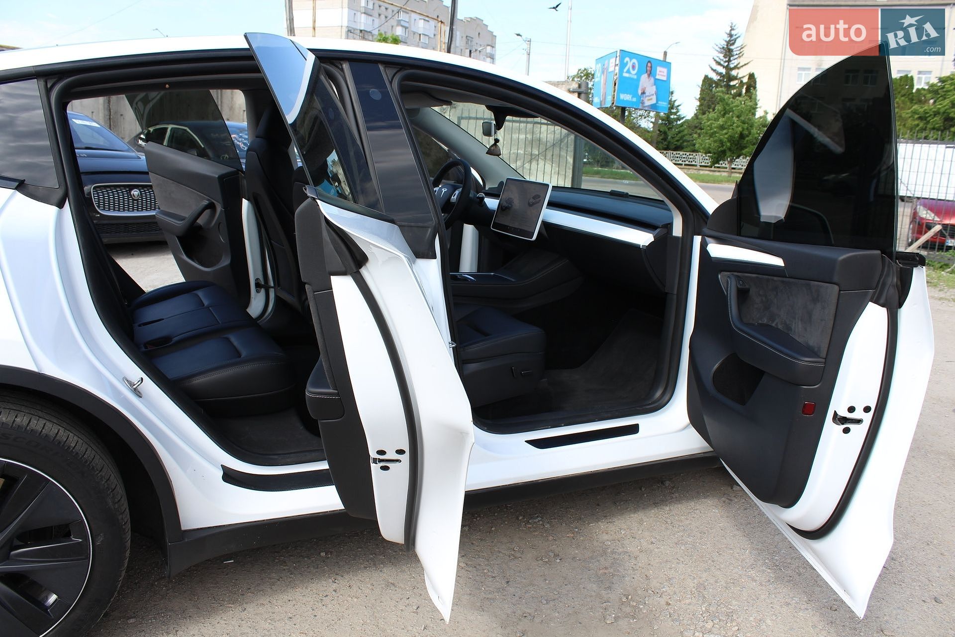 Tesla Model Y 2023 VIN LRWYGDFDXPC967611 фото оголошення 4 з 21