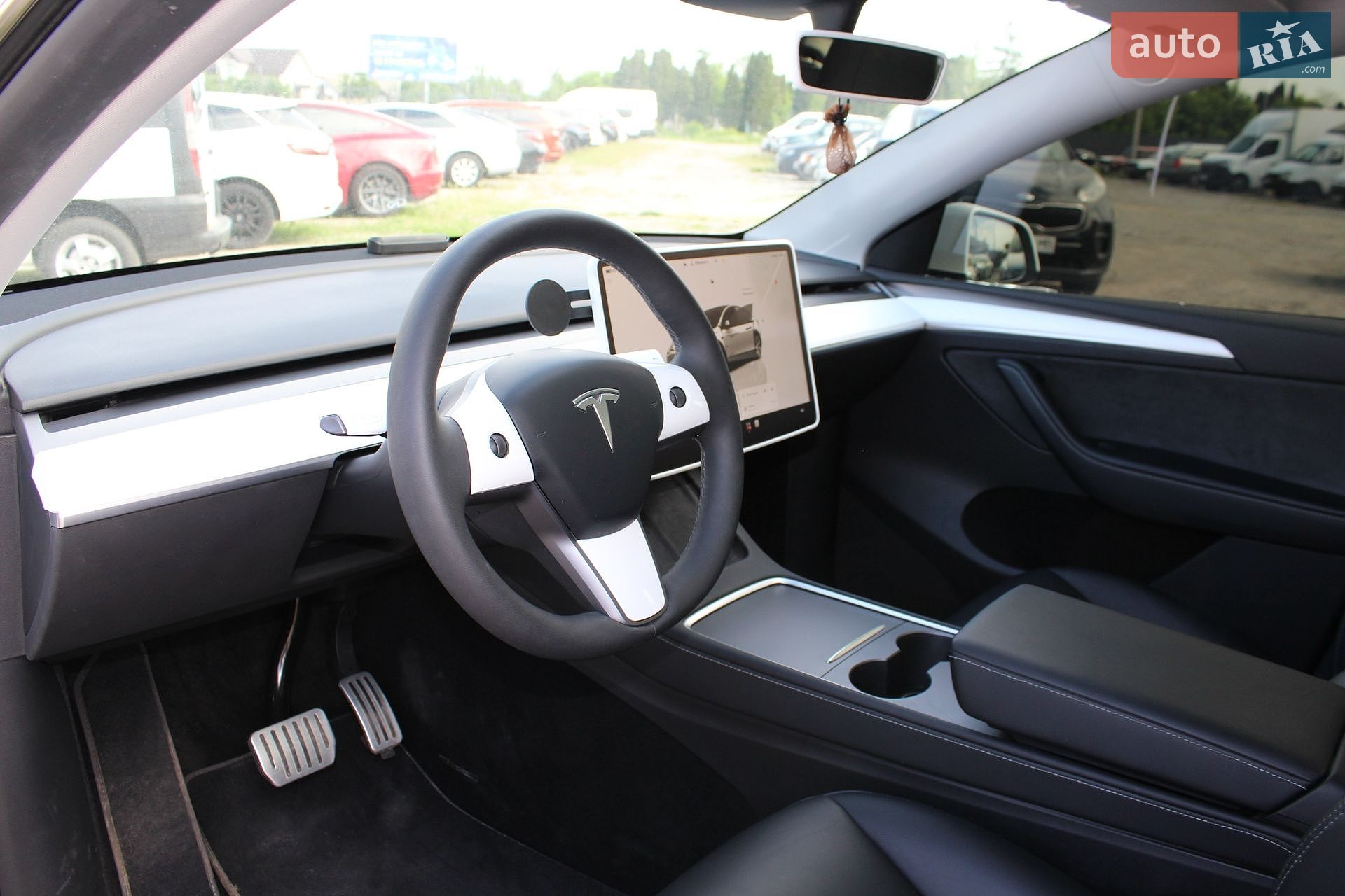 Tesla Model Y 2023 VIN LRWYGDFDXPC967611 фото оголошення 10 з 21