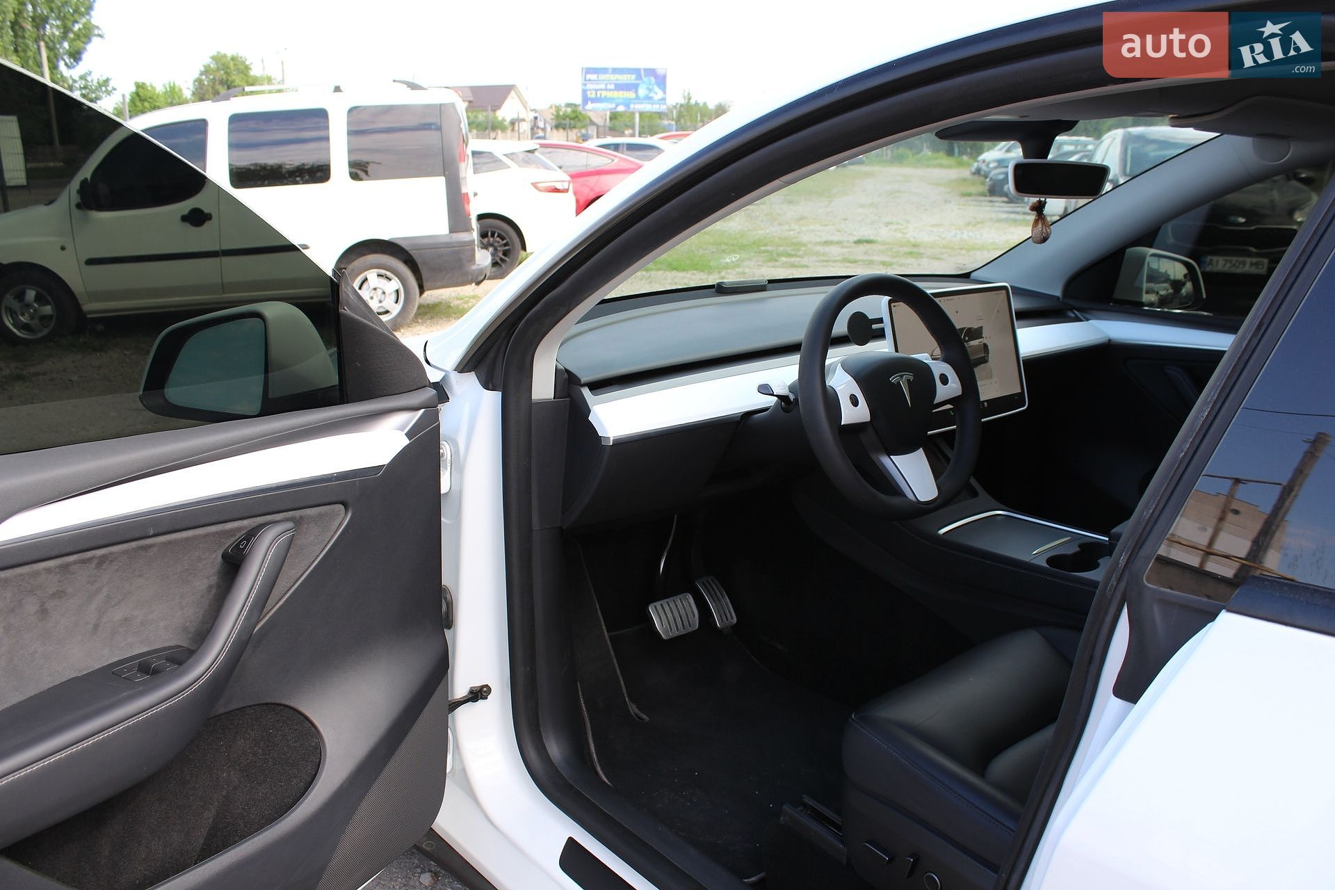 Tesla Model Y 2023 VIN LRWYGDFDXPC967611 фото оголошення 11 з 21
