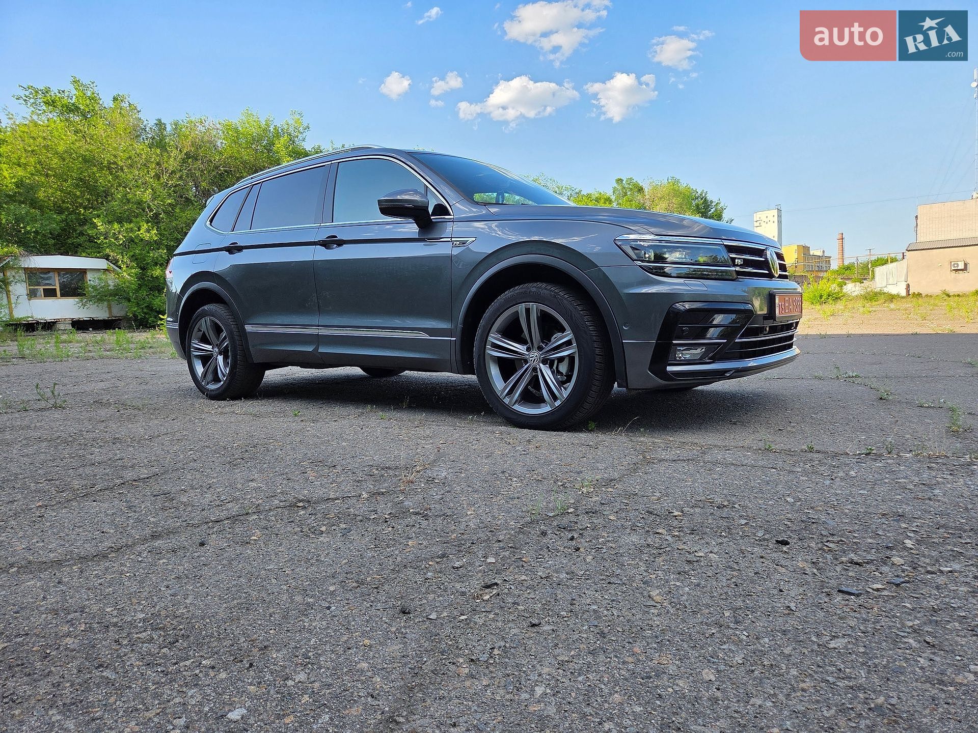 Volkswagen Tiguan 2019 VIN WVGZZZ5NZKM002526 фото оголошення 2 з 96