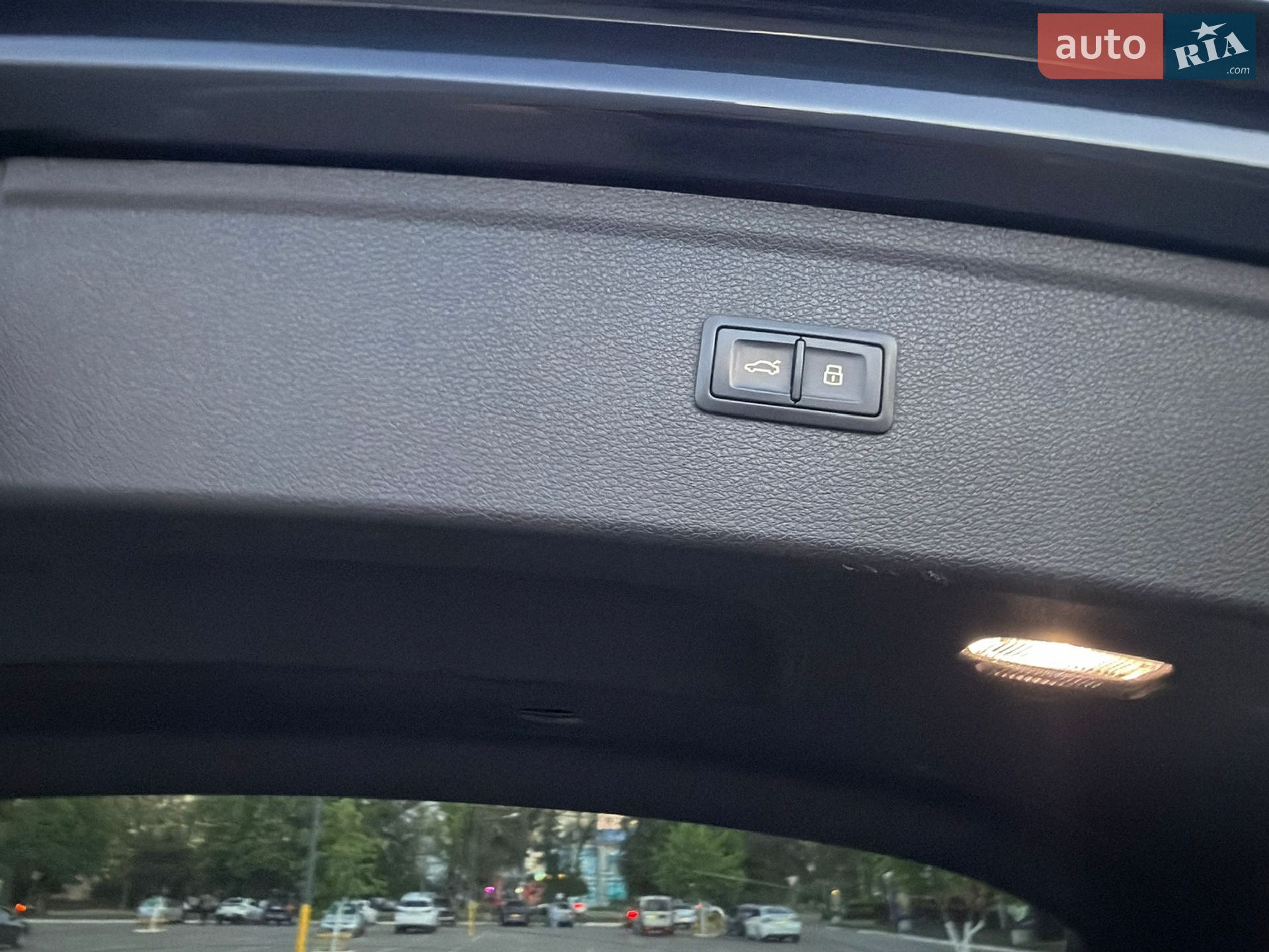 Audi Q5 2018 VIN WAUZZZFY6J2225301 фото оголошення 18 з 28