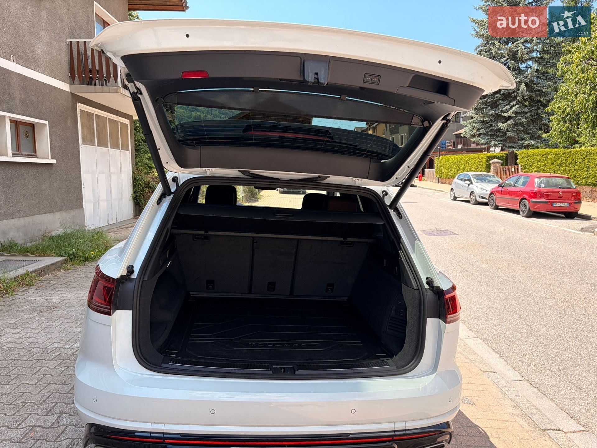 Volkswagen Touareg 2025 VIN WVGZZZCRXSD017696 фото оголошення 4 з 11