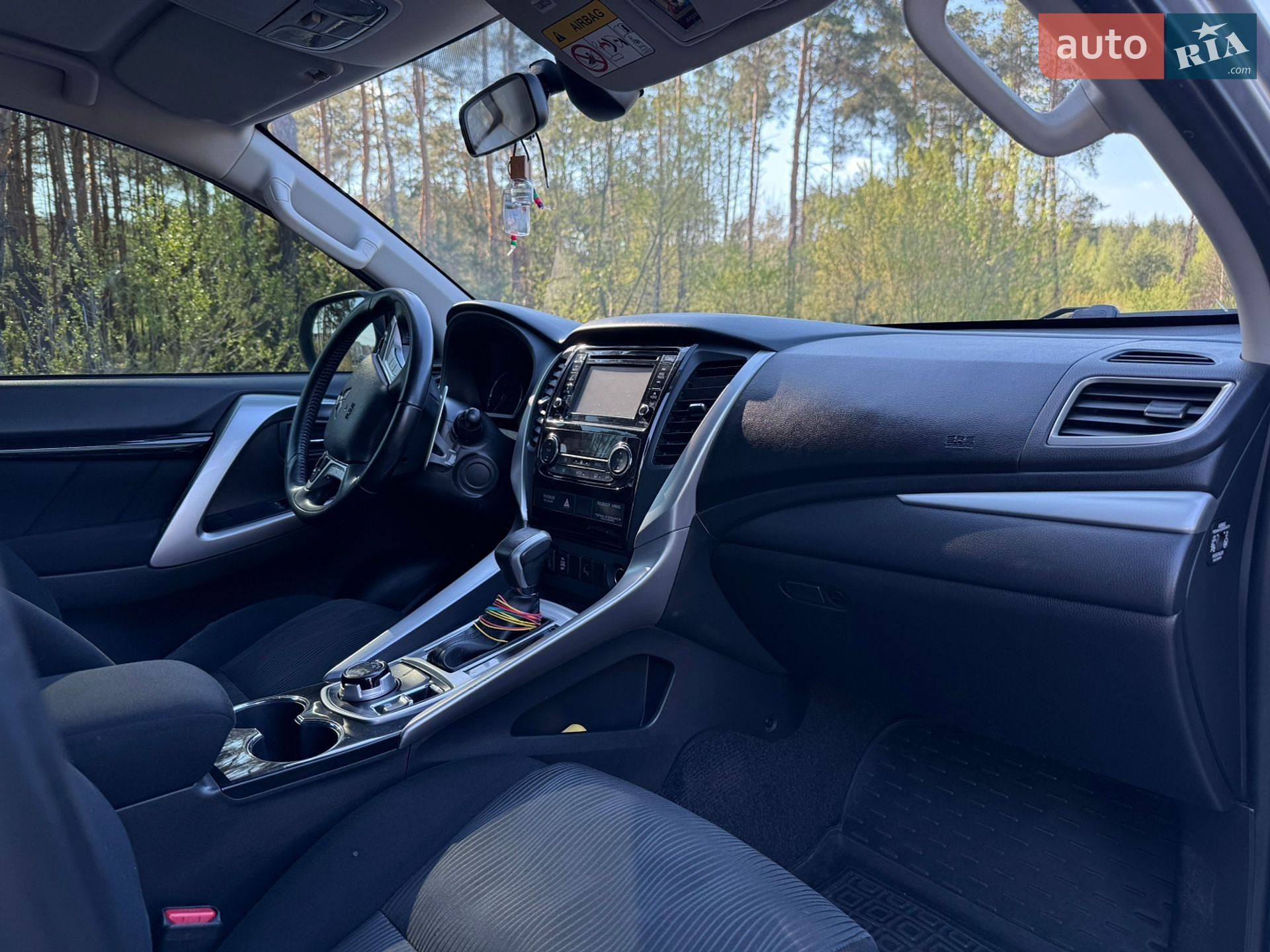 Mitsubishi Pajero Sport 2017 VIN MMCGUKS10HHZ02849 фото оголошення 2 з 33