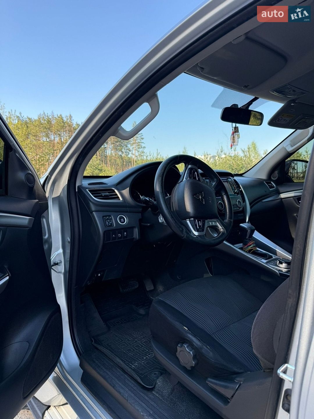 Mitsubishi Pajero Sport 2017 VIN MMCGUKS10HHZ02849 фото оголошення 6 з 33