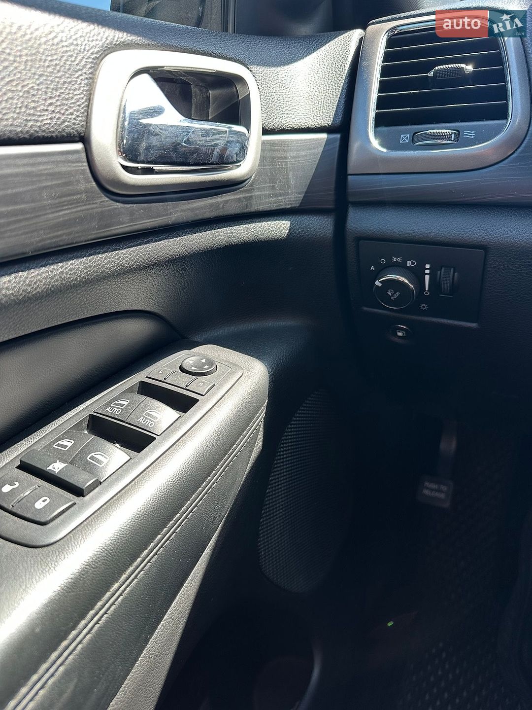 Jeep Grand Cherokee 2019 VIN 1C4RJFAG7LC210097 фото оголошення 15 з 20