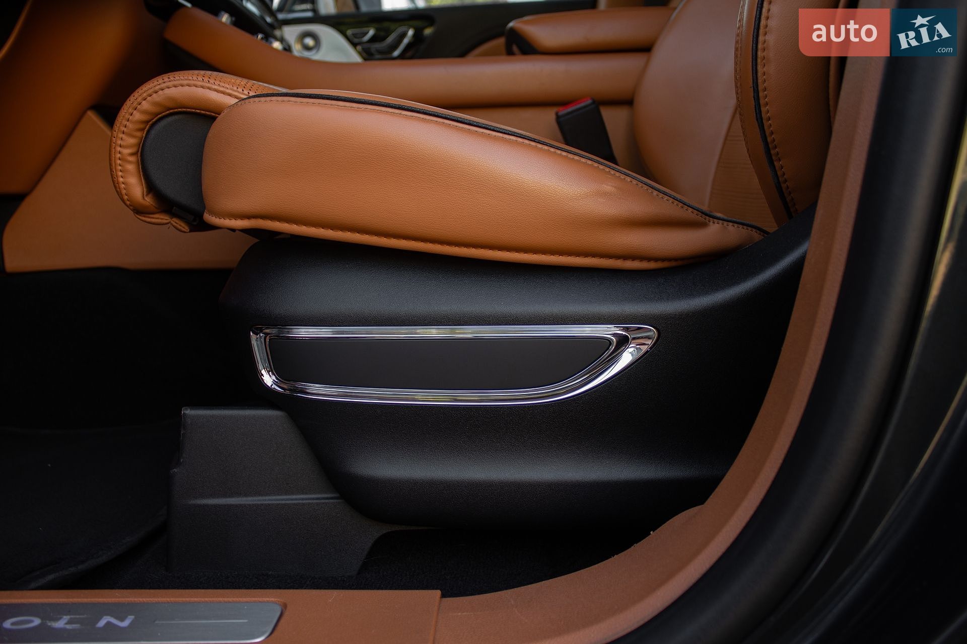 Lincoln Aviator 2020 VIN 5LM5J9XC6LGL29507 фото оголошення 38 з 55