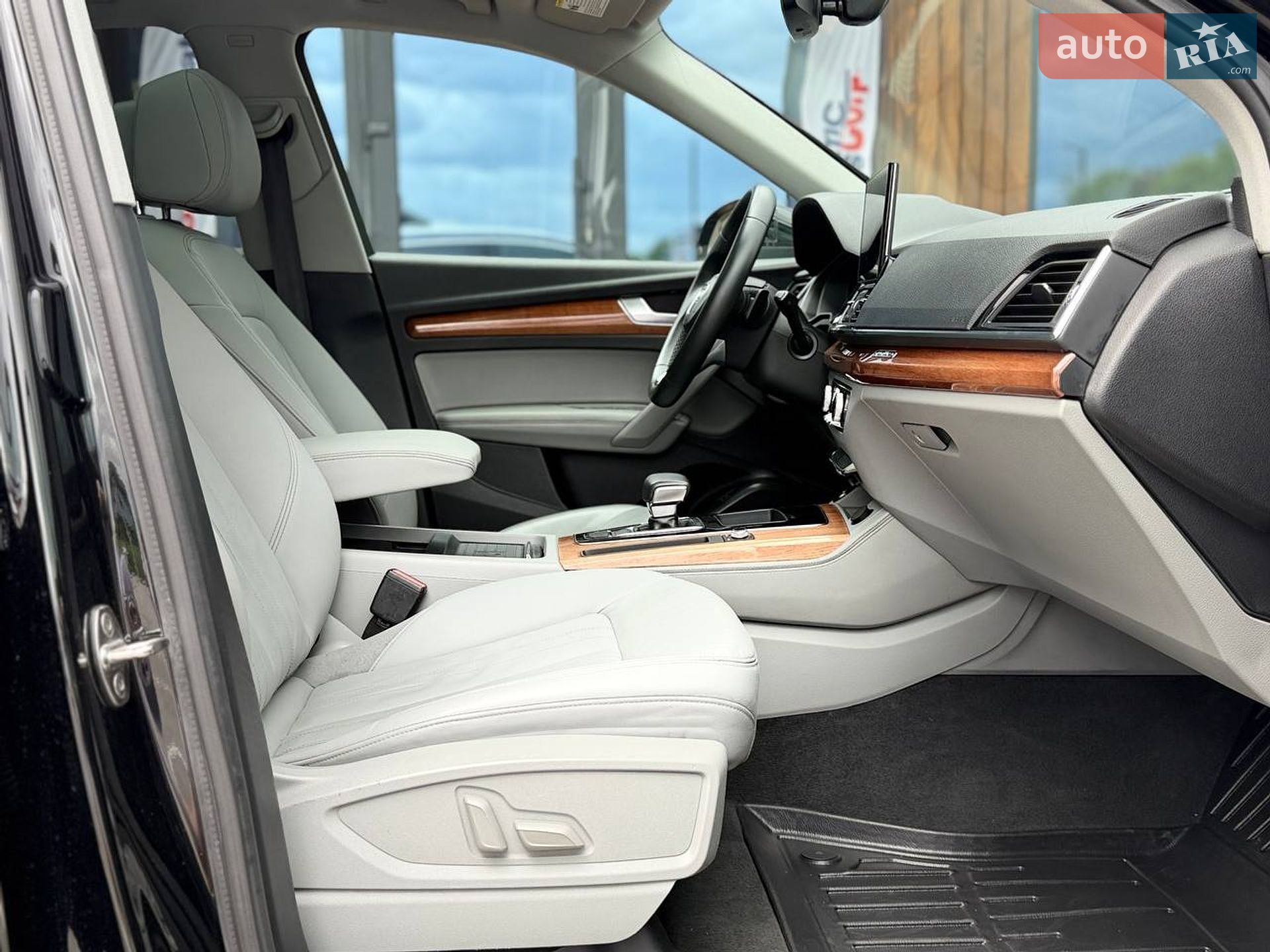 Audi Q5 2020 VIN WA1BAAFY5M2021634 фото оголошення 13 з 19
