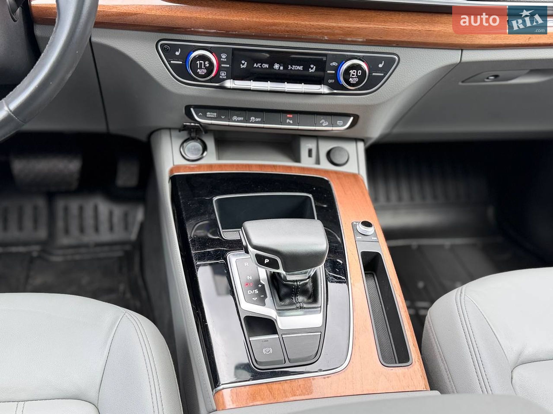 Audi Q5 2020 VIN WA1BAAFY5M2021634 фото оголошення 14 з 19
