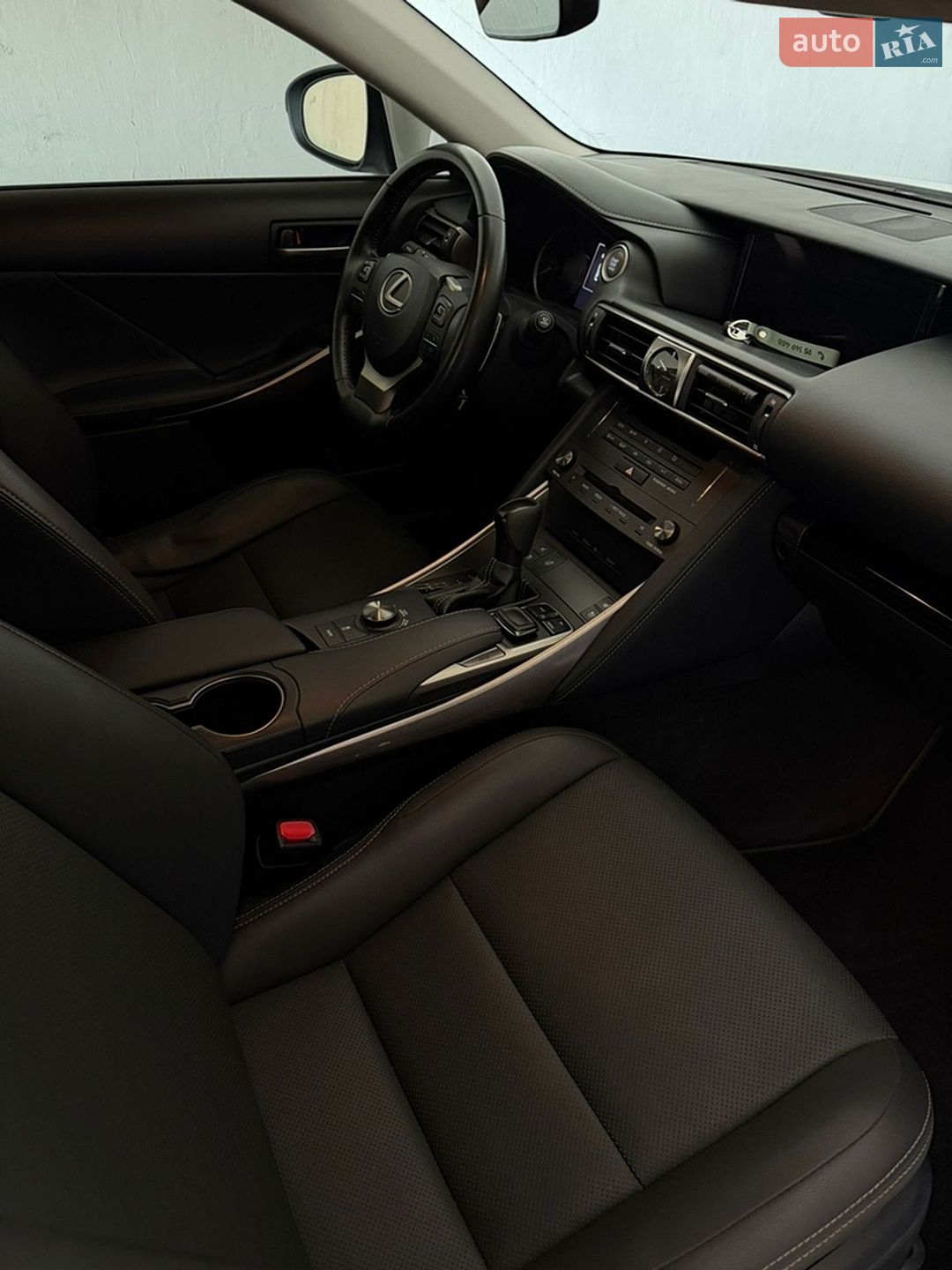 Lexus IS 2018 VIN JTHC81D27K5034187 фото оголошення 2 з 13