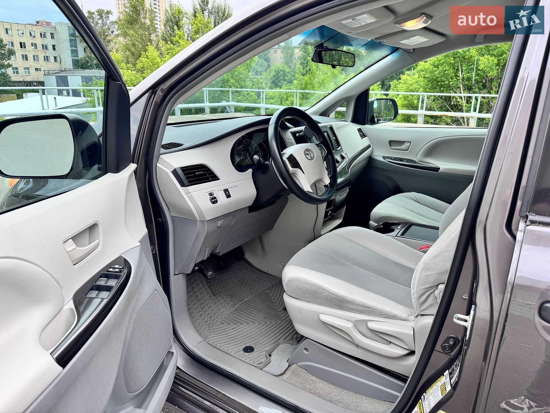 Toyota Sienna 2012 VIN 5TDKA3DC3CS012902 фото оголошення 8 з 16