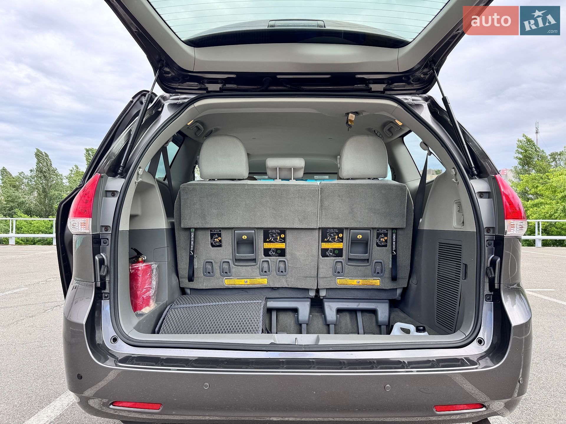 Toyota Sienna 2012 VIN 5TDKA3DC3CS012902 фото оголошення 13 з 16