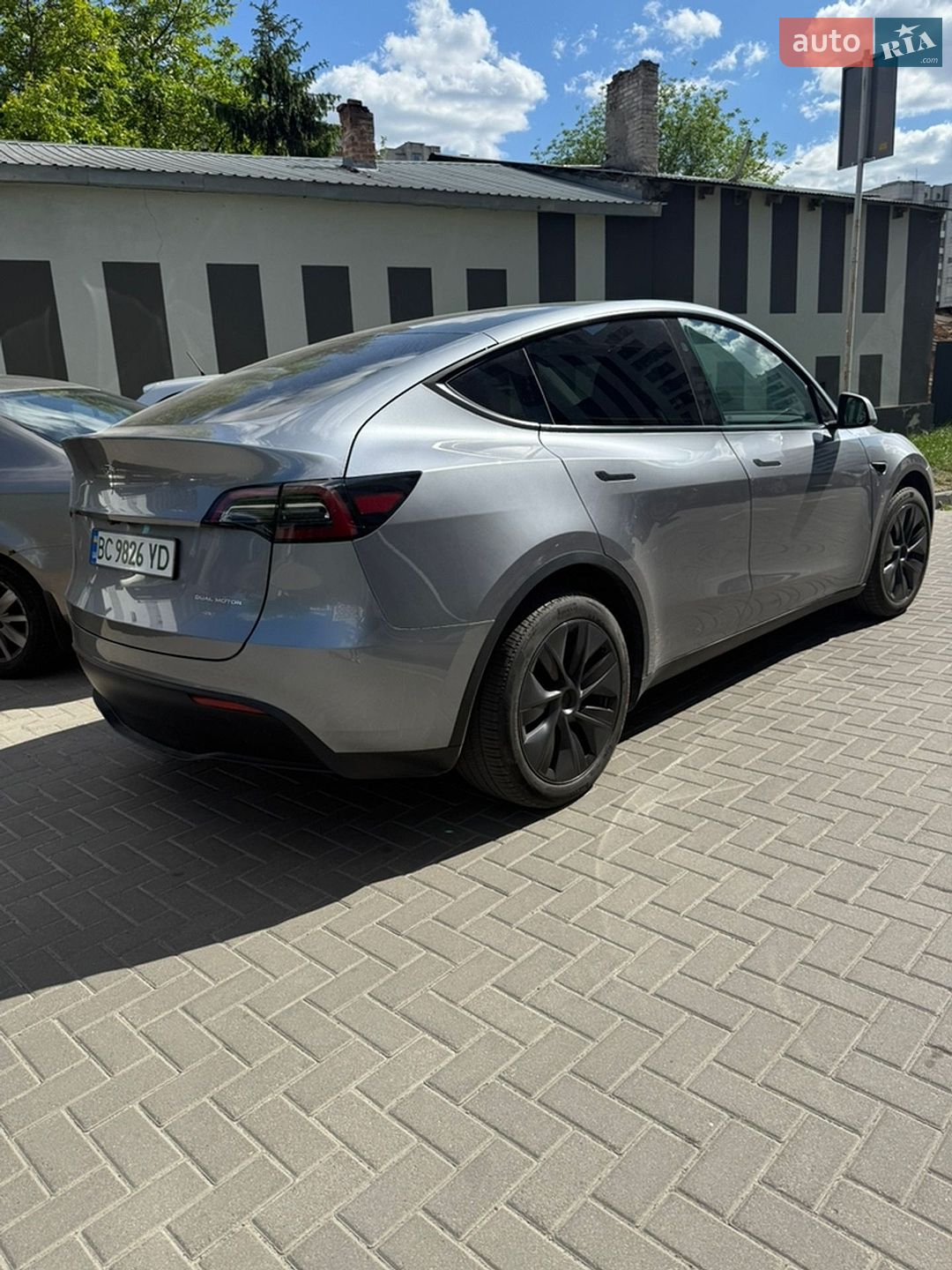 Tesla Model Y 2024 VIN 7SAYGDEE9SA359782 фото оголошення 3 з 7