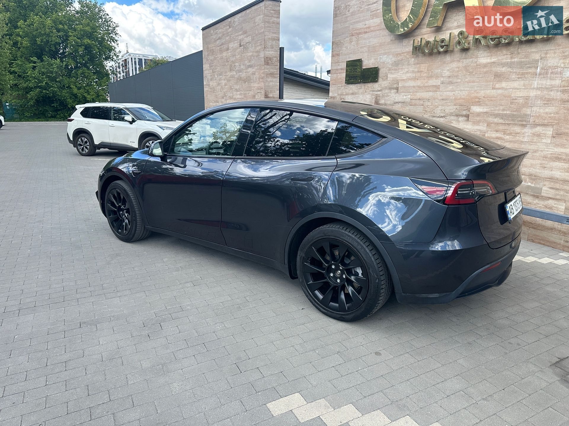 Tesla Model Y 2024 VIN 7SAYGDEE6RA251193 фото оголошення 9 з 39