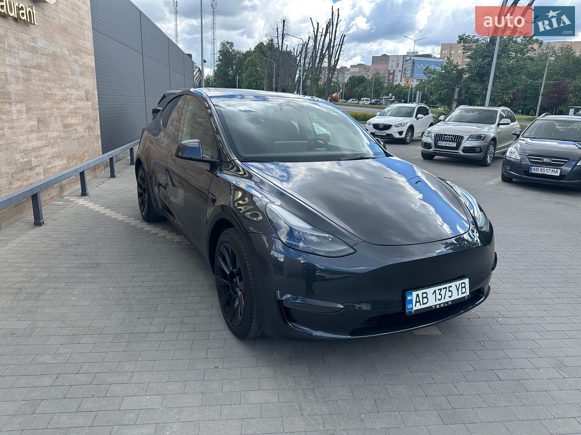 Tesla Model Y 2024 VIN 7SAYGDEE6RA251193 фото оголошення 17 з 39