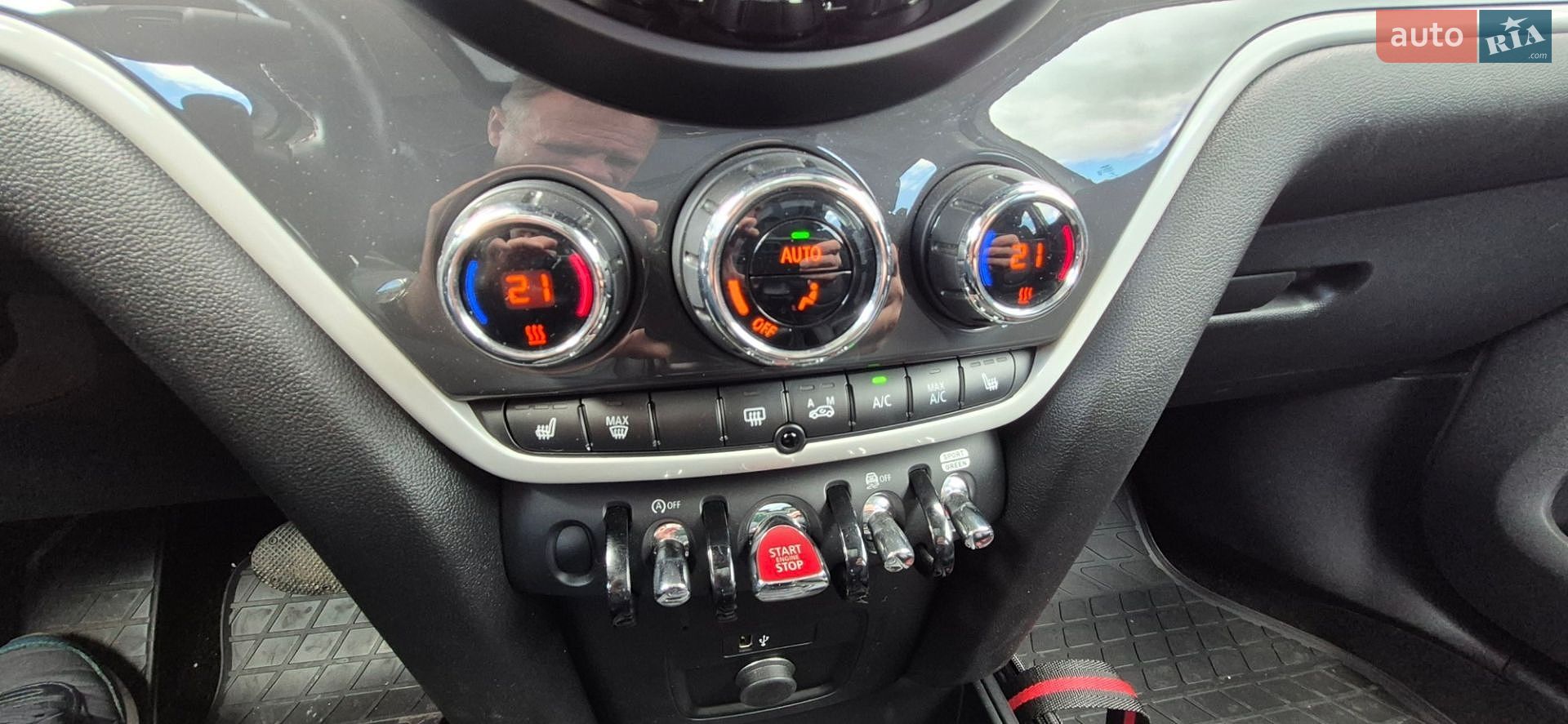 Mini Countryman 2019 VIN WMZYW7C06L3L39581 фото оголошення 12 з 21