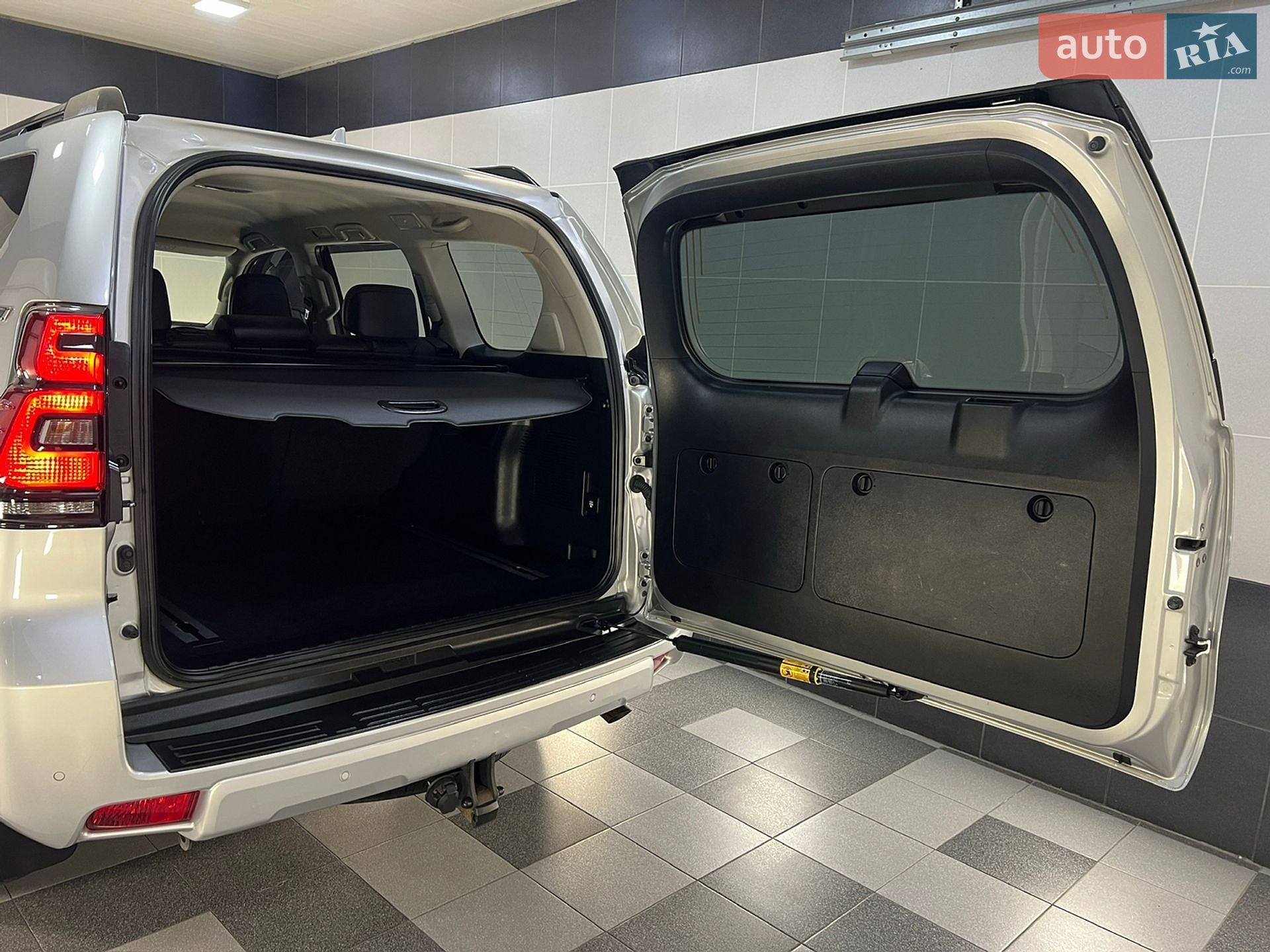 Toyota Land Cruiser Prado 2018 VIN JTEBR3FJ70K108843 фото оголошення 68 з 123