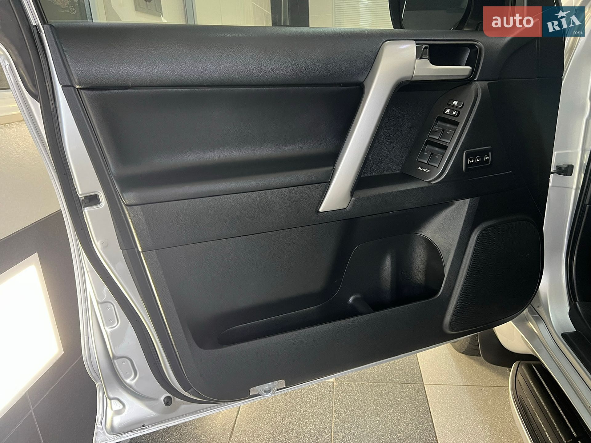 Toyota Land Cruiser Prado 2018 VIN JTEBR3FJ70K108843 фото оголошення 73 з 123