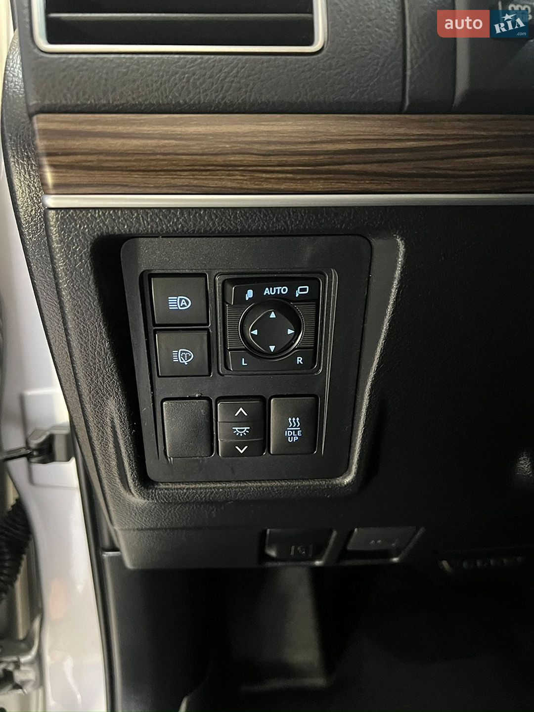 Toyota Land Cruiser Prado 2018 VIN JTEBR3FJ70K108843 фото оголошення 79 з 123