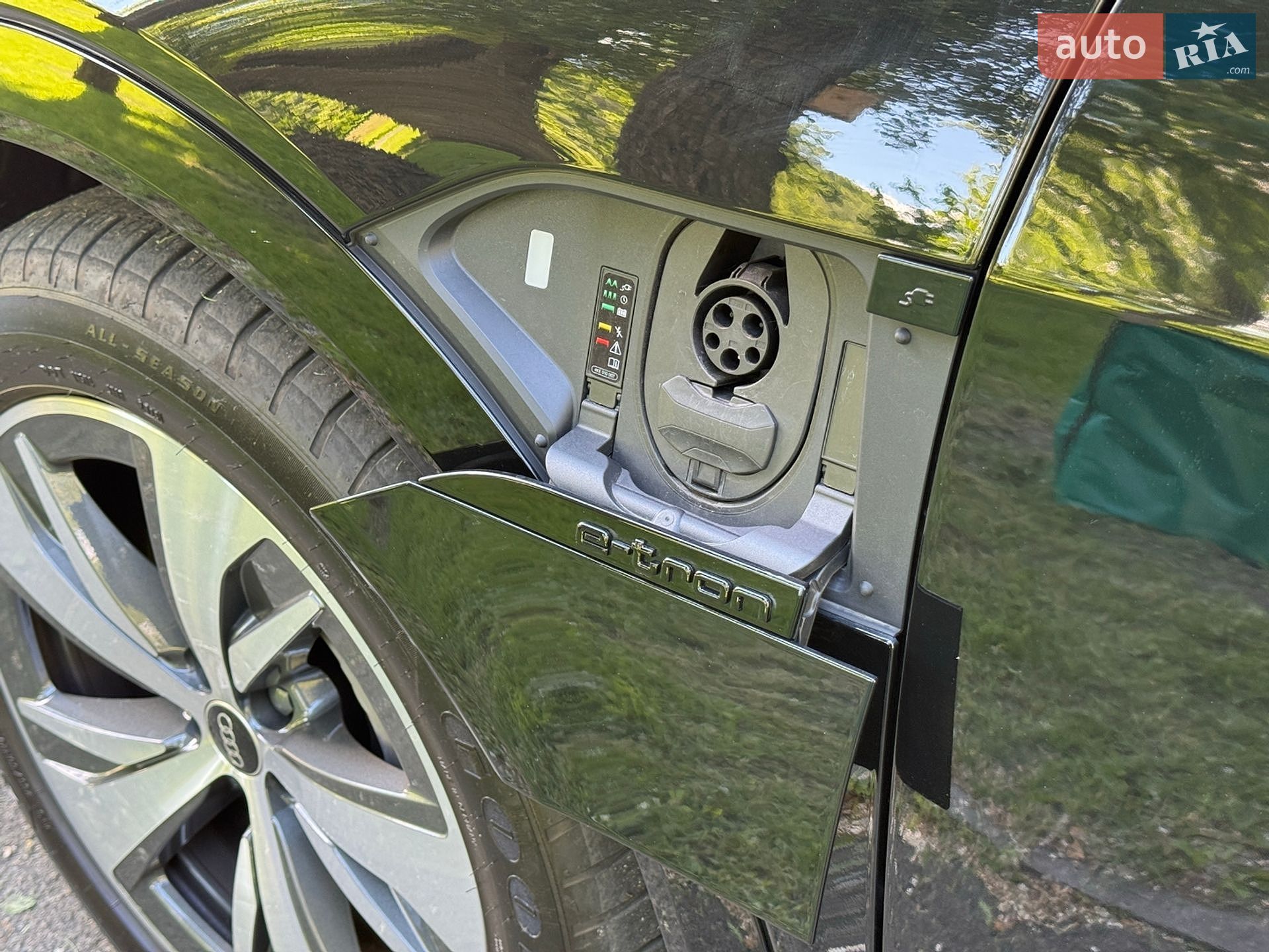 Audi Q8 e-tron 2023 VIN WA14AAGE1RB034188 фото оголошення 4 з 60