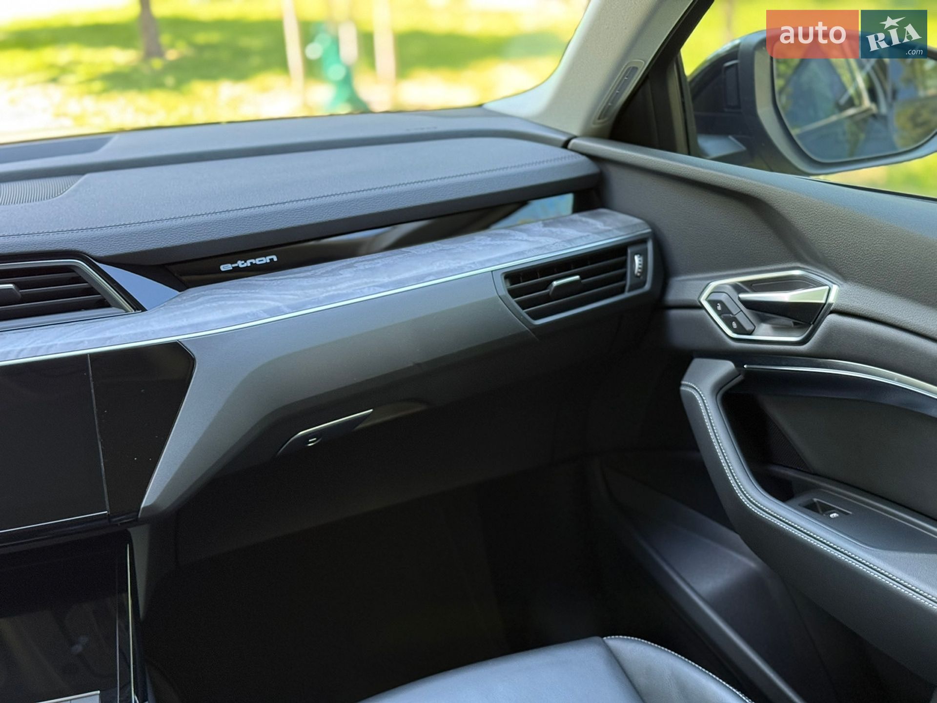 Audi Q8 e-tron 2023 VIN WA14AAGE1RB034188 фото оголошення 13 з 60