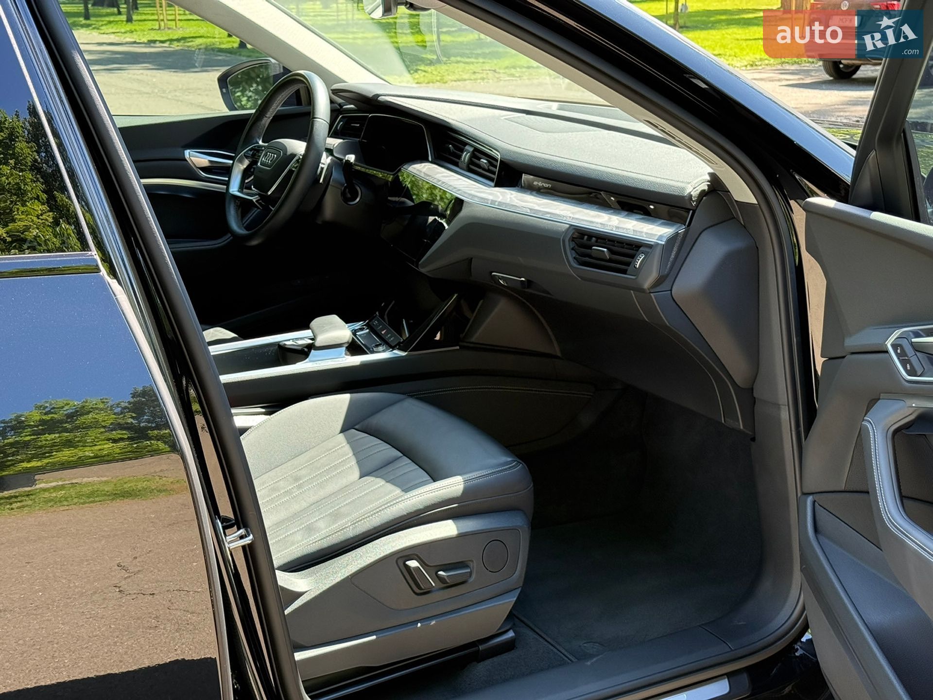 Audi Q8 e-tron 2023 VIN WA14AAGE1RB034188 фото оголошення 41 з 60