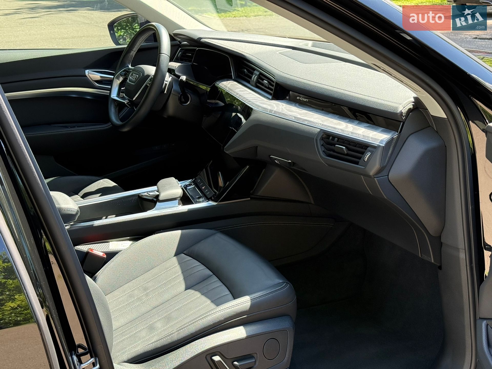 Audi Q8 e-tron 2023 VIN WA14AAGE1RB034188 фото оголошення 43 з 60