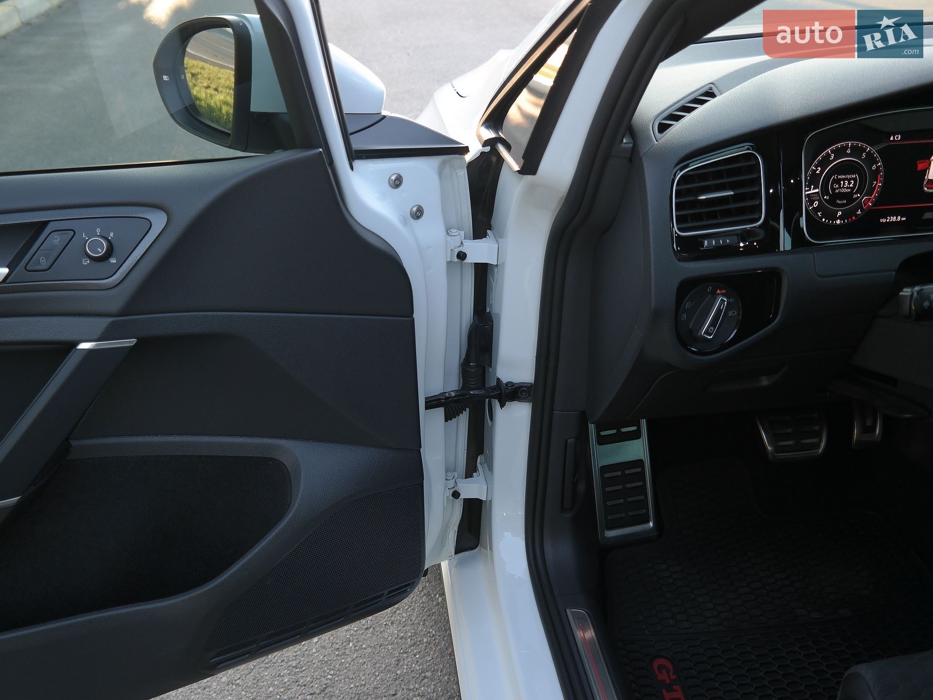 Volkswagen Golf GTI 2019 VIN WVWZZZAUZLW022777 фото оголошення 37 з 93