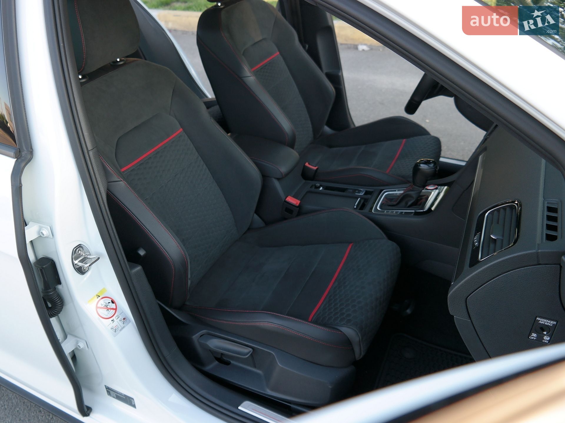 Volkswagen Golf GTI 2019 VIN WVWZZZAUZLW022777 фото оголошення 46 з 93