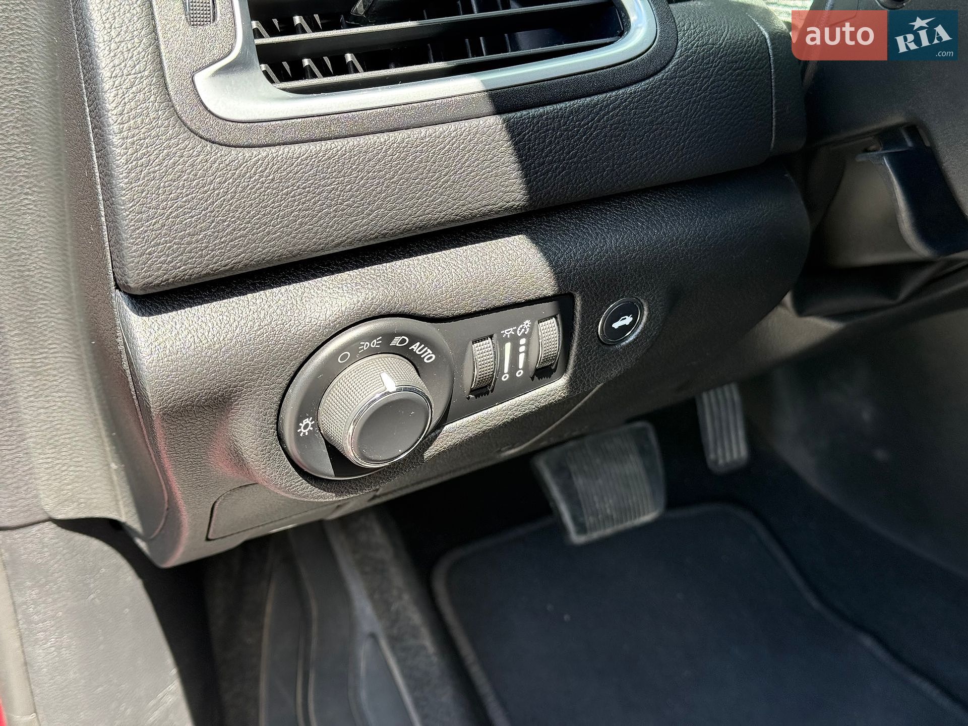 Chrysler 200 2015 VIN 1C3CCCAB5FN718861 фото оголошення 15 з 26