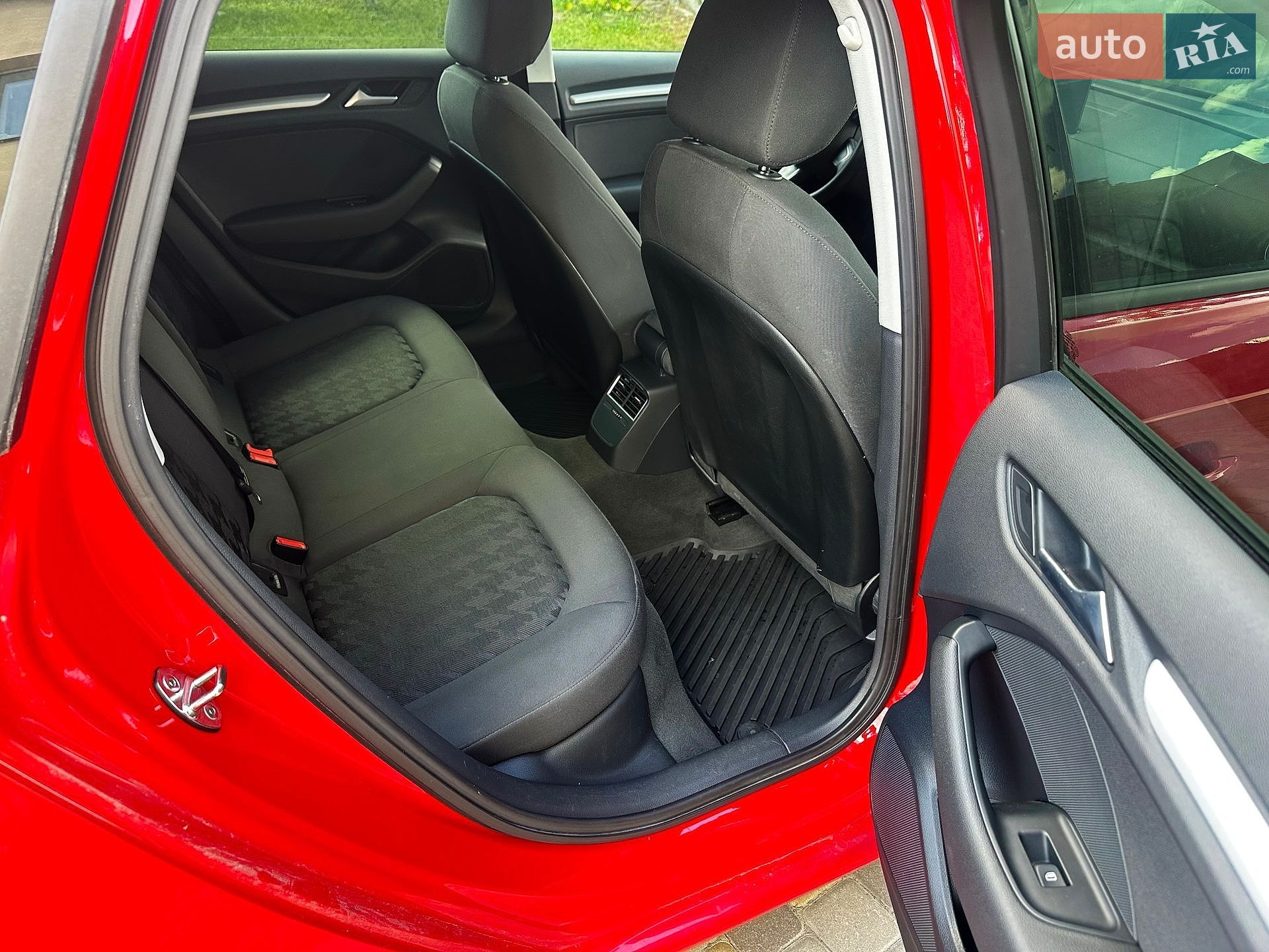 Audi A3 2016 VIN WAUZZZ8V5GA106253 фото оголошення 2 з 27