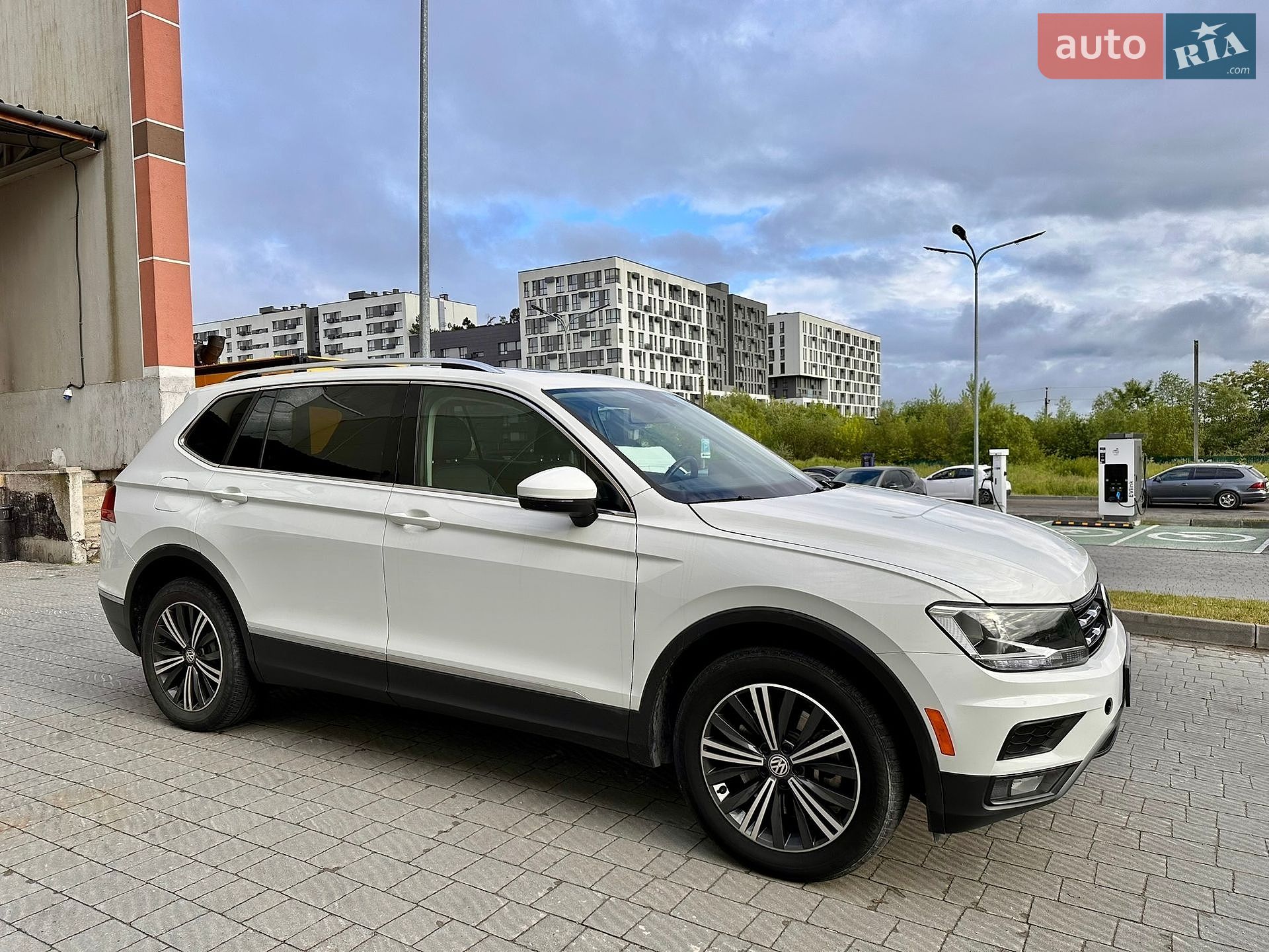 Volkswagen Tiguan 2017 VIN 3VV2B7AX2JM007118 фото оголошення 3 з 40