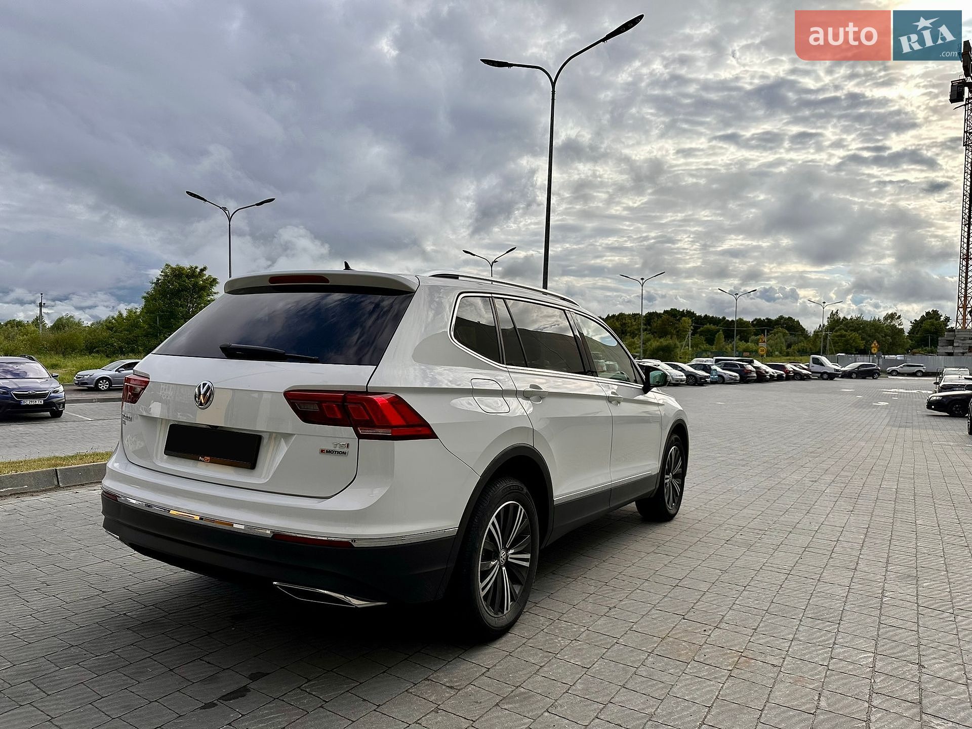 Volkswagen Tiguan 2017 VIN 3VV2B7AX2JM007118 фото оголошення 10 з 40