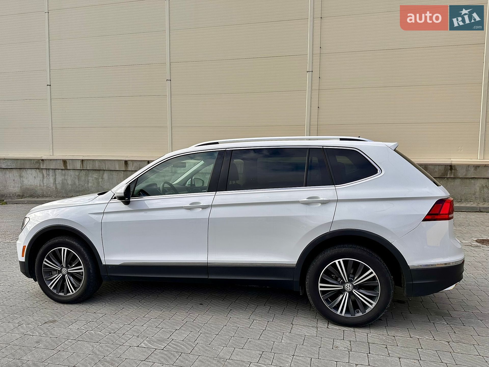 Volkswagen Tiguan 2017 VIN 3VV2B7AX2JM007118 фото оголошення 5 з 40