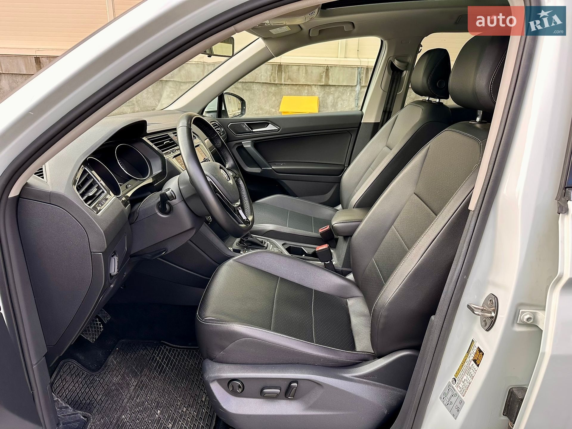 Volkswagen Tiguan 2017 VIN 3VV2B7AX2JM007118 фото оголошення 16 з 40