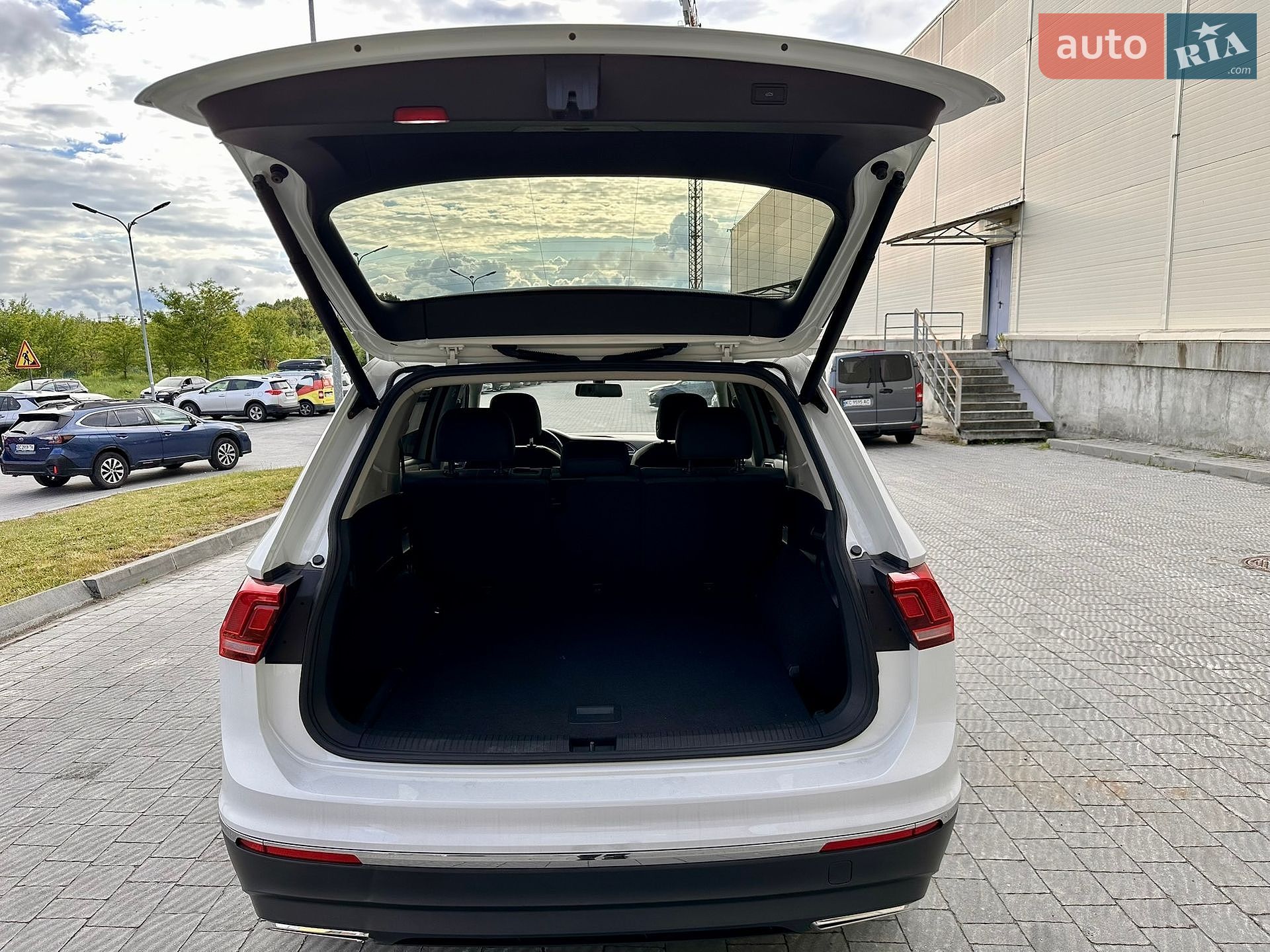 Volkswagen Tiguan 2017 VIN 3VV2B7AX2JM007118 фото оголошення 13 з 40
