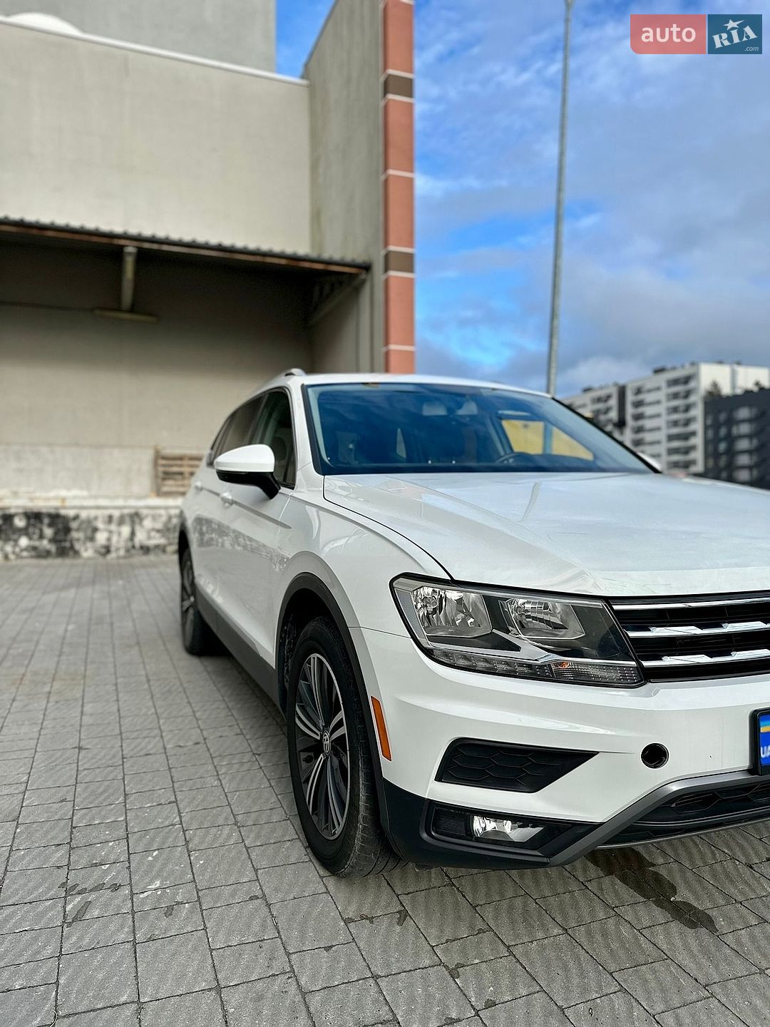 Volkswagen Tiguan 2017 VIN 3VV2B7AX2JM007118 фото оголошення 2 з 40