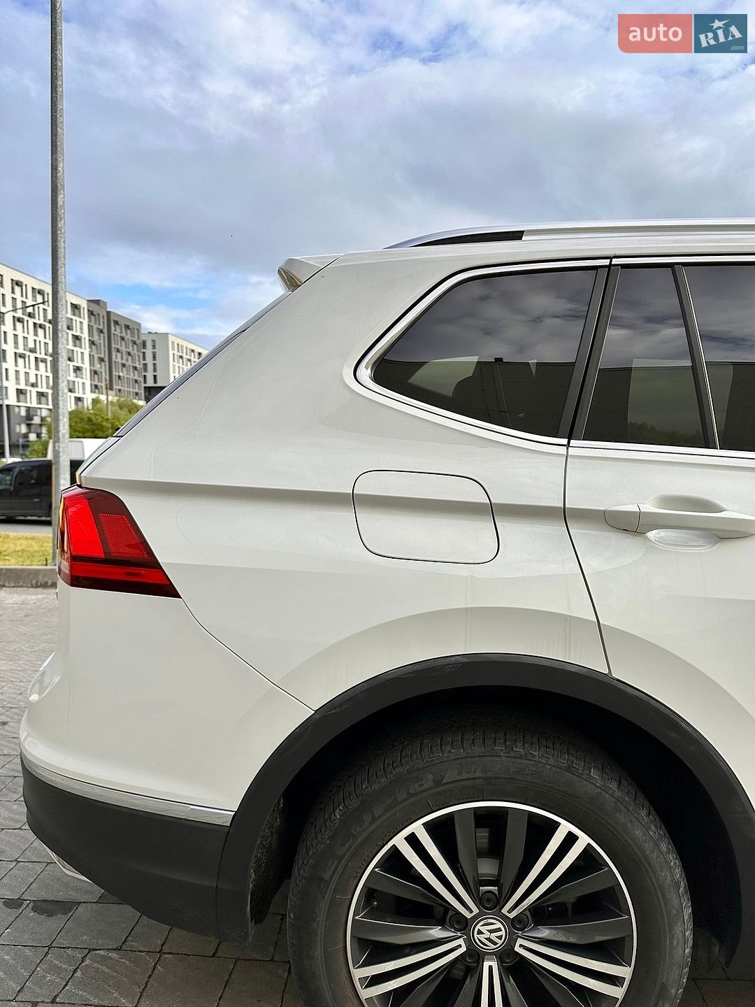 Volkswagen Tiguan 2017 VIN 3VV2B7AX2JM007118 фото оголошення 8 з 40