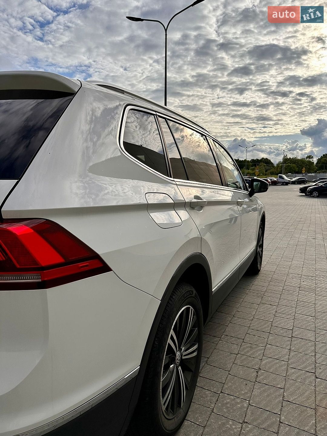 Volkswagen Tiguan 2017 VIN 3VV2B7AX2JM007118 фото оголошення 9 з 40
