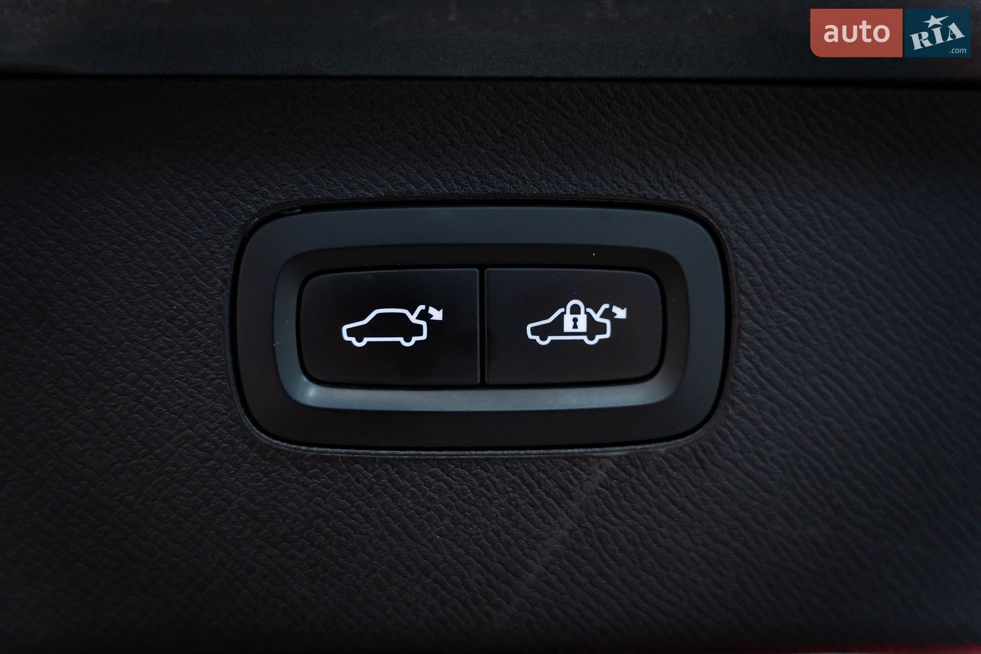 Volvo XC90 2019 VIN YV1LCK2UCL1588990 фото оголошення 8 з 28