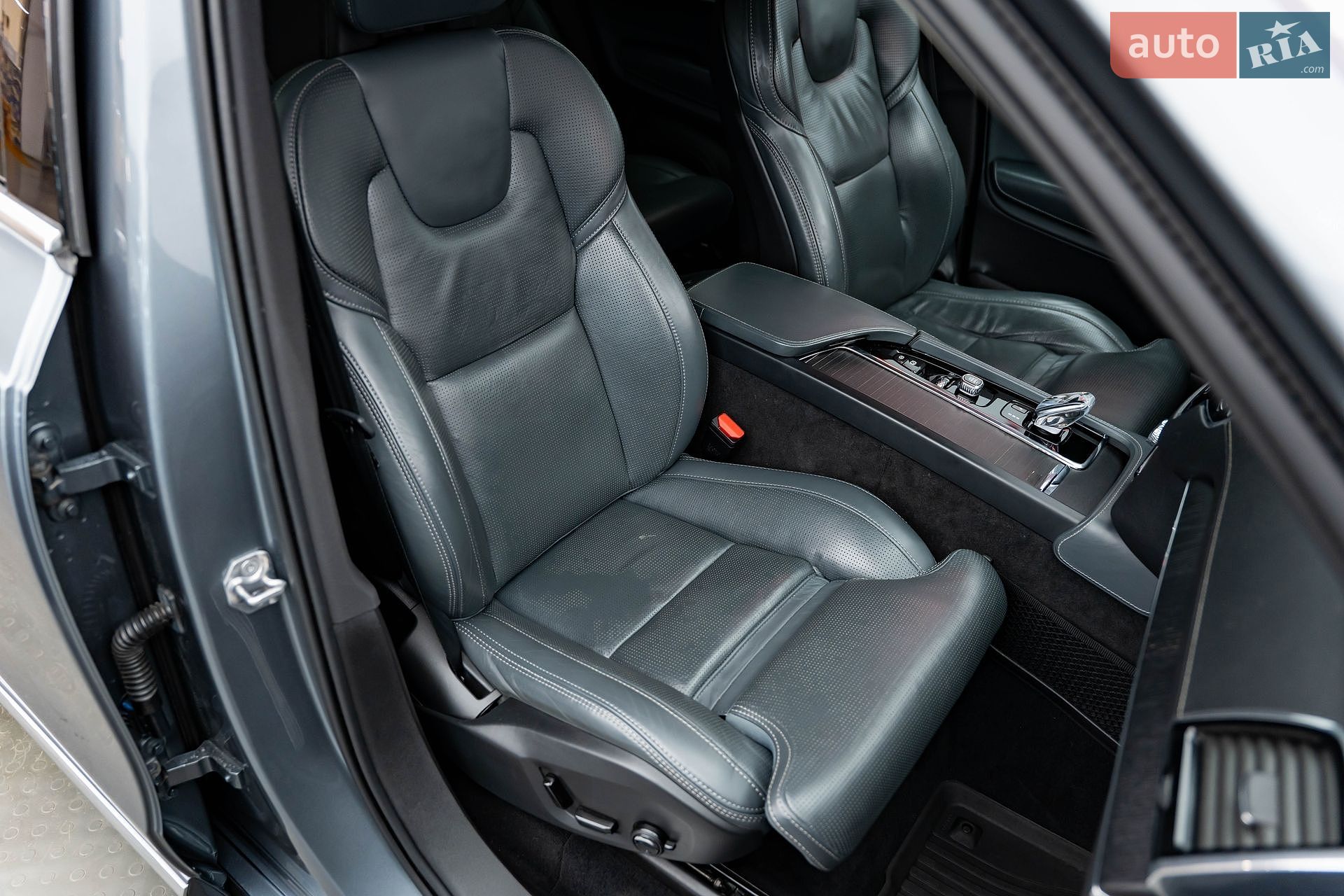 Volvo XC90 2019 VIN YV1LCK2UCL1588990 фото оголошення 25 з 28