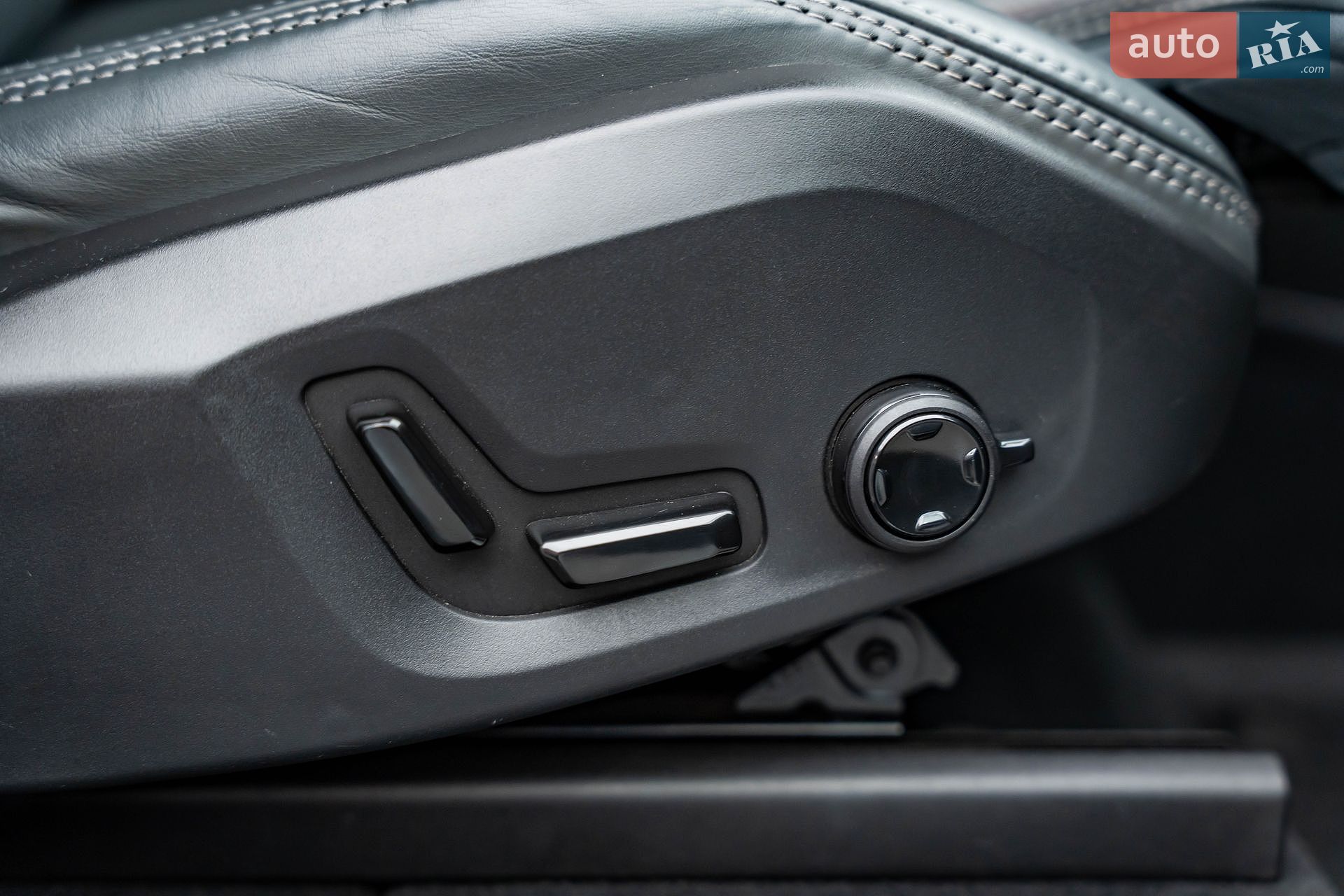 Volvo XC90 2019 VIN YV1LCK2UCL1588990 фото оголошення 26 з 28