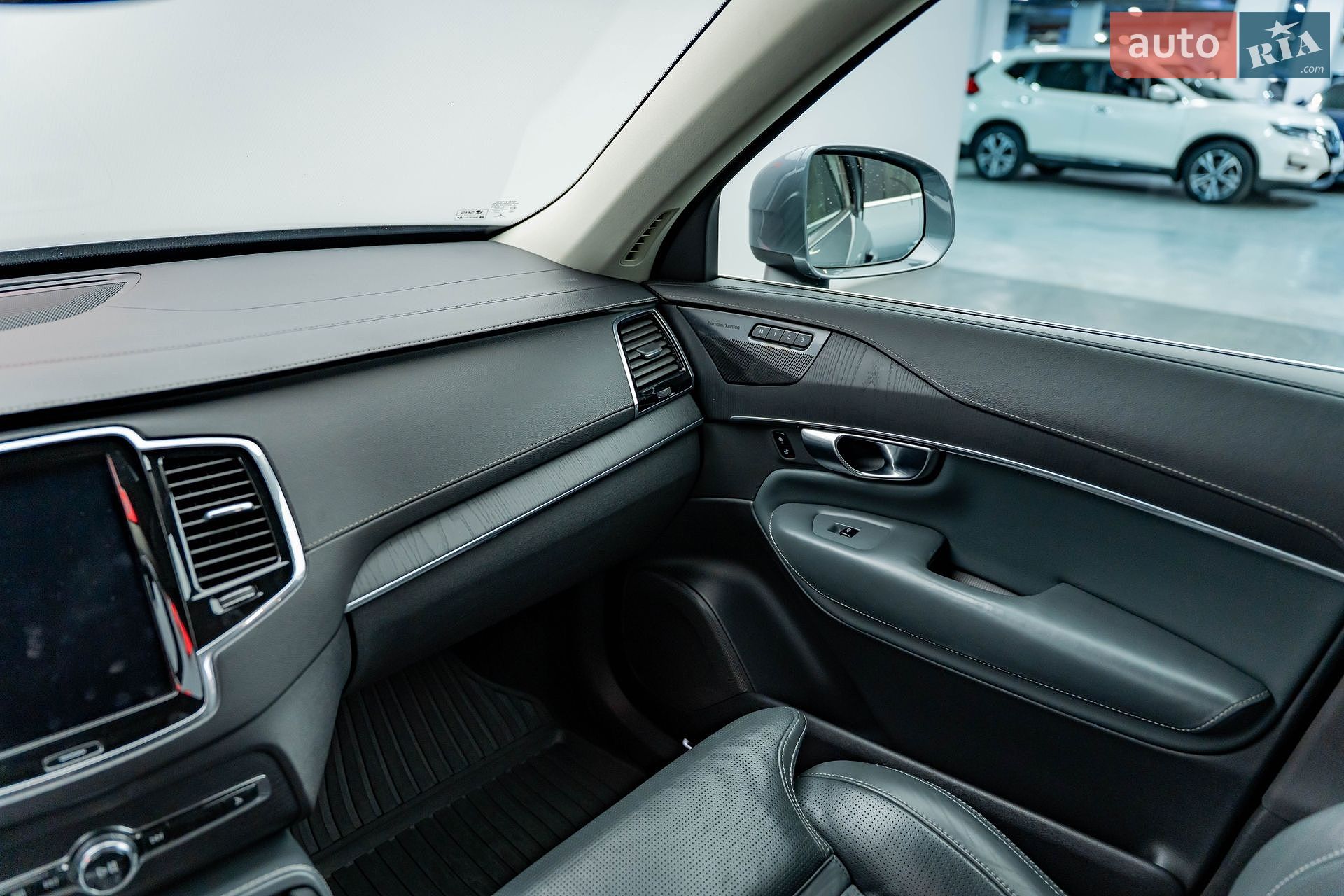 Volvo XC90 2019 VIN YV1LCK2UCL1588990 фото оголошення 15 з 28
