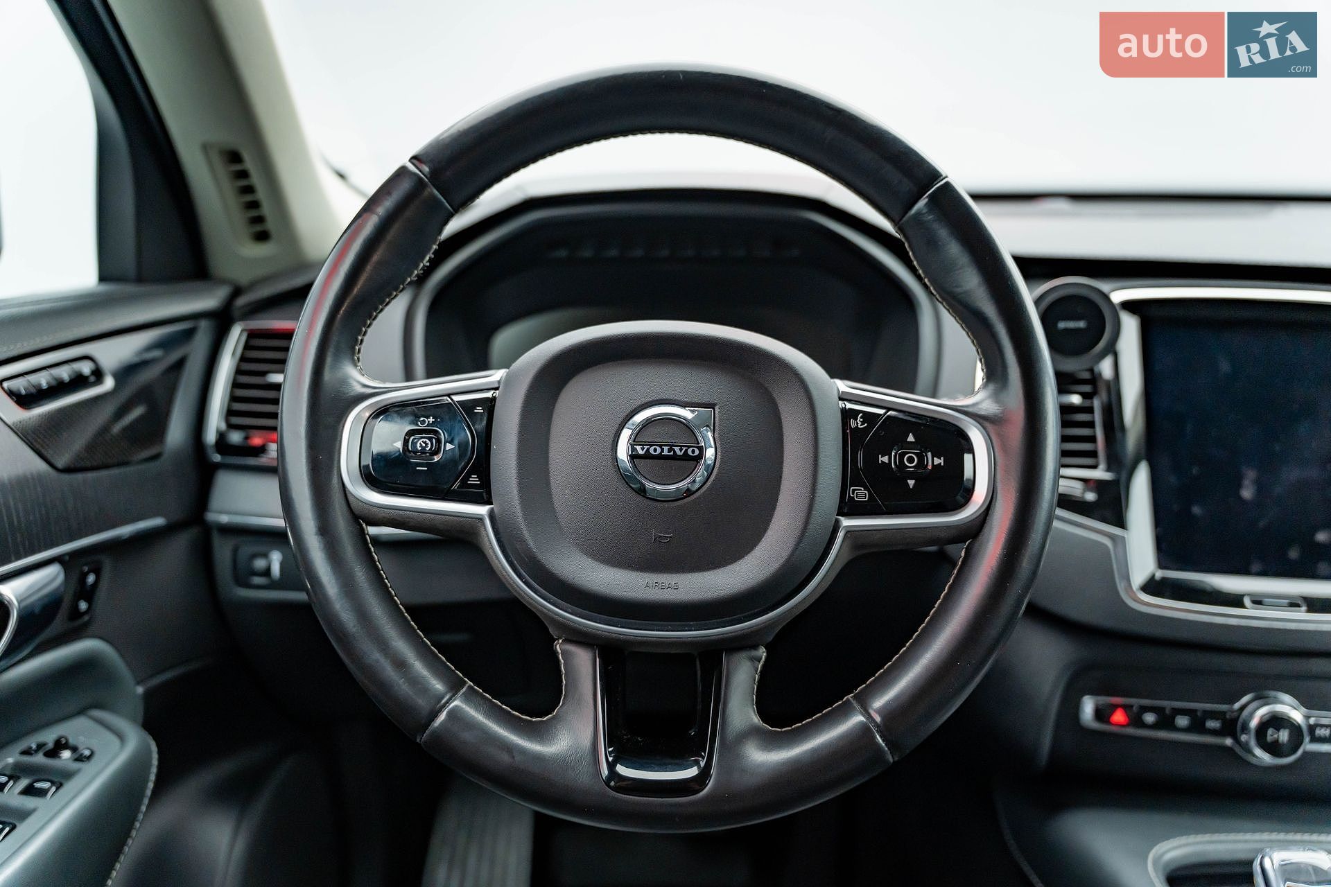 Volvo XC90 2019 VIN YV1LCK2UCL1588990 фото оголошення 16 з 28
