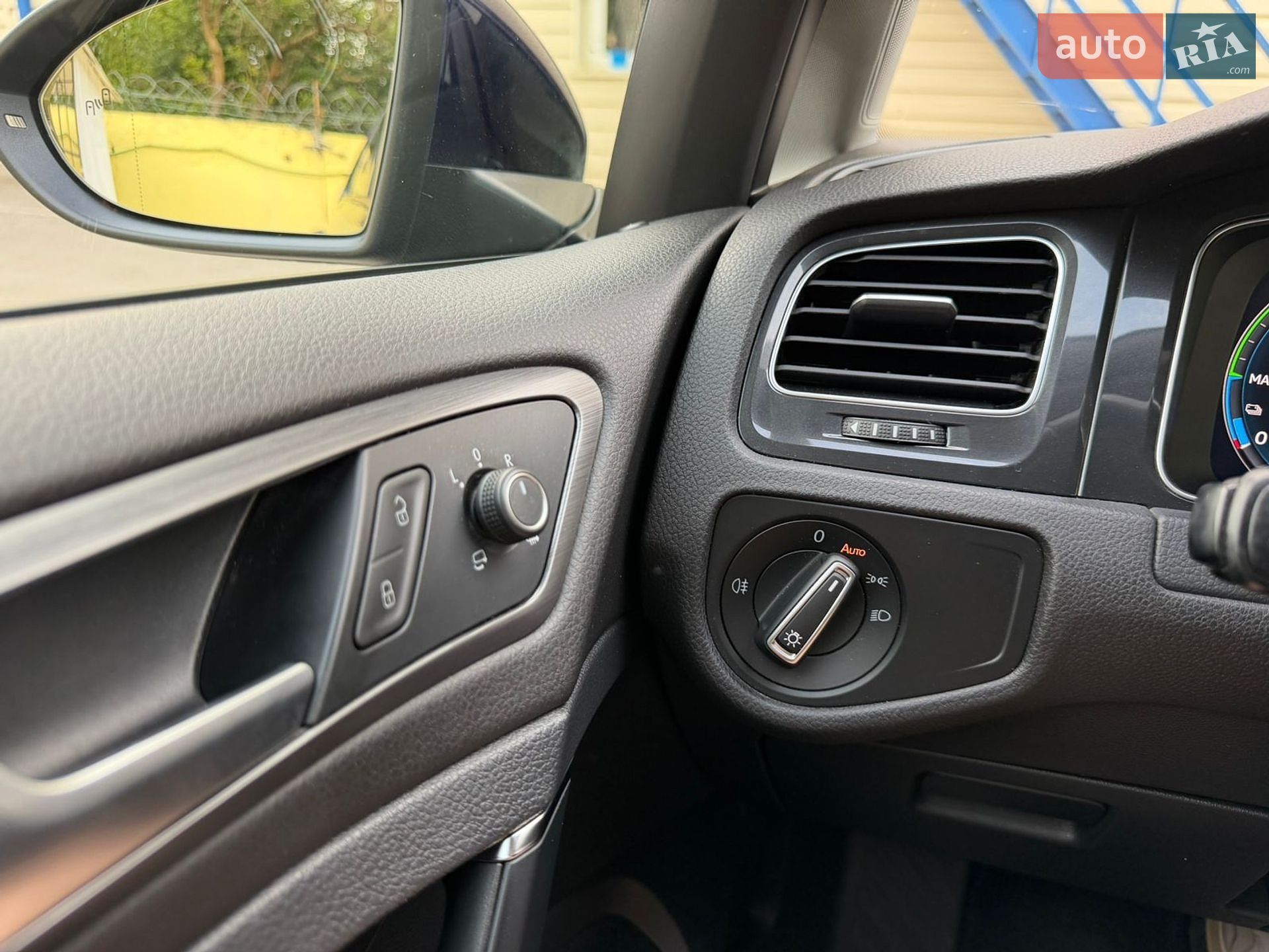 Volkswagen e-Golf 2017 VIN WVWZZZAUZJ8901497 фото оголошення 41 з 85