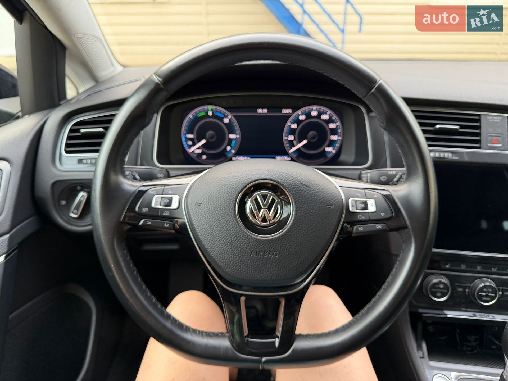 Volkswagen e-Golf 2017 VIN WVWZZZAUZJ8901497 фото оголошення 60 з 85