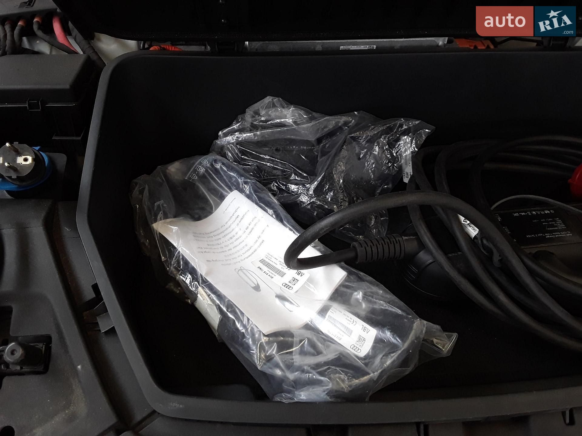 Audi e-tron 2019 VIN WAUZZZGE4KB001773 фото оголошення 10 з 11