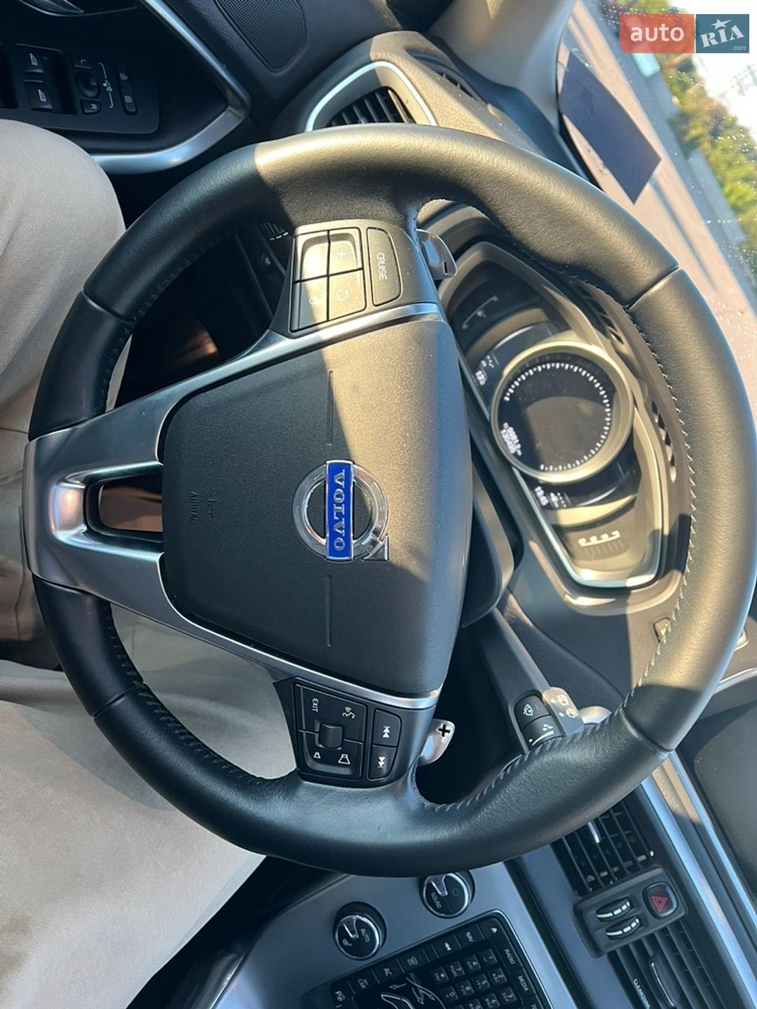 Volvo V40 2018 VIN YV1MV79K0J2486956 фото оголошення 30 з 44